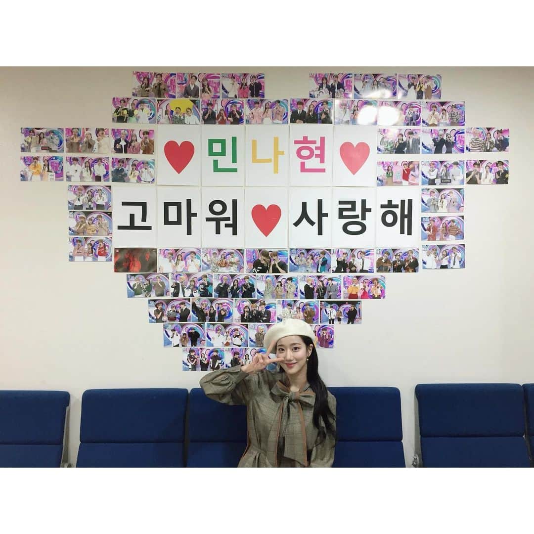 Aprilのインスタグラム：「[#나은] 2019년 10월 20일부터 파인에플의 일요일을 책임져준 나은이✊✊ 나은이의 인기가요 MC 마지막 날을 함께해주세요💗  #APRIL #에이프릴 #이나은  #SBS #인기가요 #낭니가요」