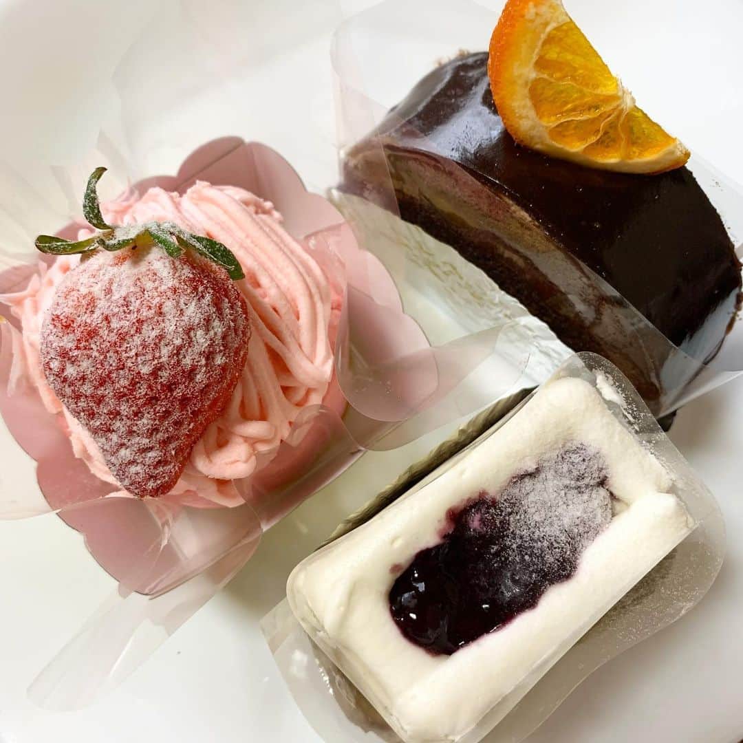紀伊さつきのインスタグラム：「・ 今日は月末恒例のお墓掃除の日。 帰りに絶対にケーキを買いに行くと決めていました🍰  ※Twitterでみなさんから何ケーキがいいかアドバイスいただいてたのです☺️  悩み抜いた結果、選んだのは、、  #苺ミルクのモンブラン  #レアチーズとブルーベリージュレ #オレンジとクルミのガトーショコラ  幸せ☺️❤️❤️❤️  ・ ・  #バッケンシューベルト #ケーキ」