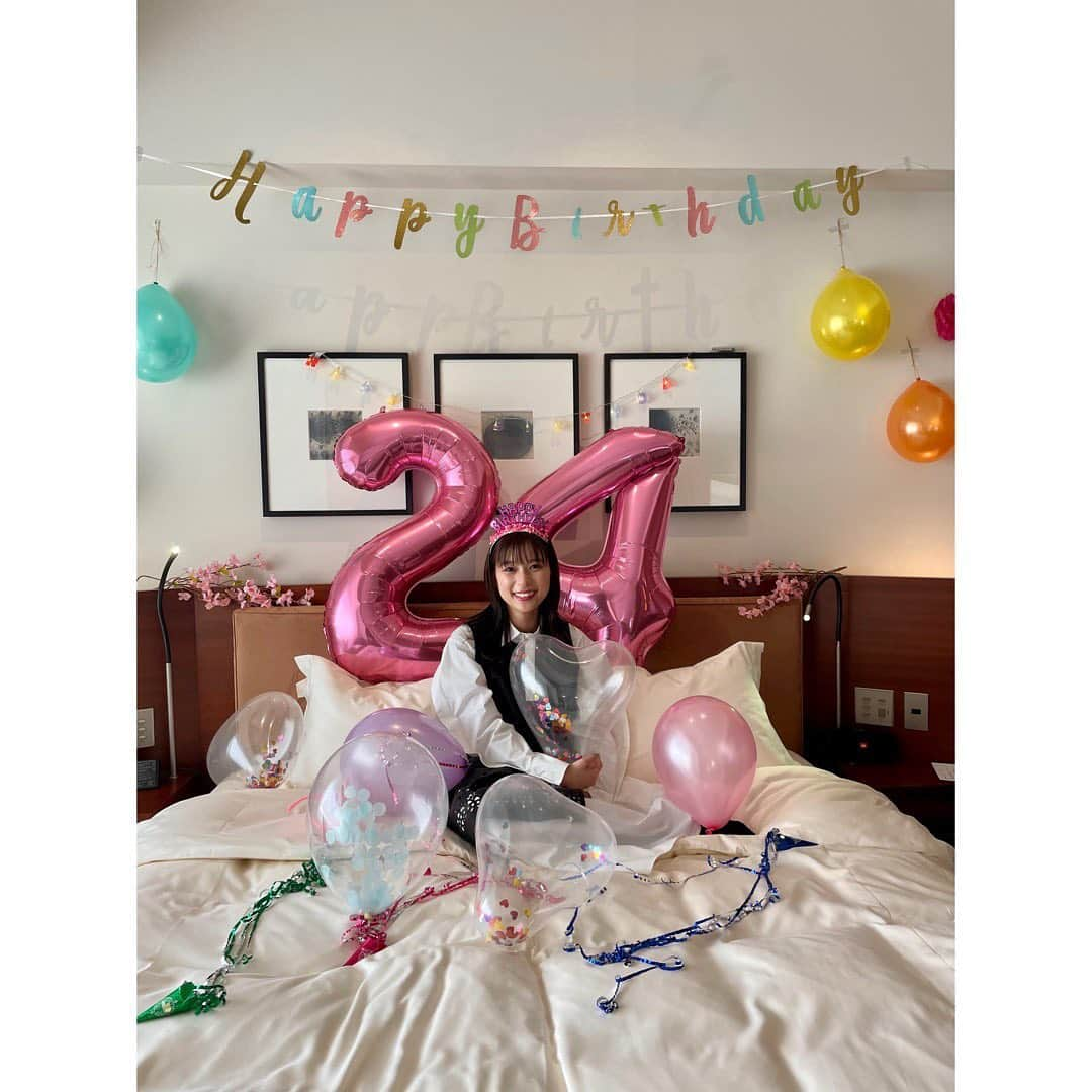 芳根京子さんのインスタグラム写真 - (芳根京子Instagram)「24歳になりました！  たくさんお祝いのコメント ありがとうございます！ 落ち着いたらゆっくり見てまわろうー☺️  先程「ファーストラヴ」 舞台挨拶に登壇させていただきました！  今日は沢山写真を撮っていただいたので、少しずつ載せていきますね✨  メイクさんスタイリストさんが お部屋を飾り付けしてくれてました！ 嬉しい！！ 嬉しいから沢山載せちゃおう🥺✨✨  ありがとうございました！！！  #24  #24に攻撃されるわたし」2月28日 15時31分 - yoshinekyoko