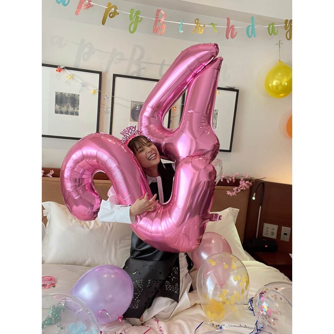 芳根京子さんのインスタグラム写真 - (芳根京子Instagram)「24歳になりました！  たくさんお祝いのコメント ありがとうございます！ 落ち着いたらゆっくり見てまわろうー☺️  先程「ファーストラヴ」 舞台挨拶に登壇させていただきました！  今日は沢山写真を撮っていただいたので、少しずつ載せていきますね✨  メイクさんスタイリストさんが お部屋を飾り付けしてくれてました！ 嬉しい！！ 嬉しいから沢山載せちゃおう🥺✨✨  ありがとうございました！！！  #24  #24に攻撃されるわたし」2月28日 15時31分 - yoshinekyoko