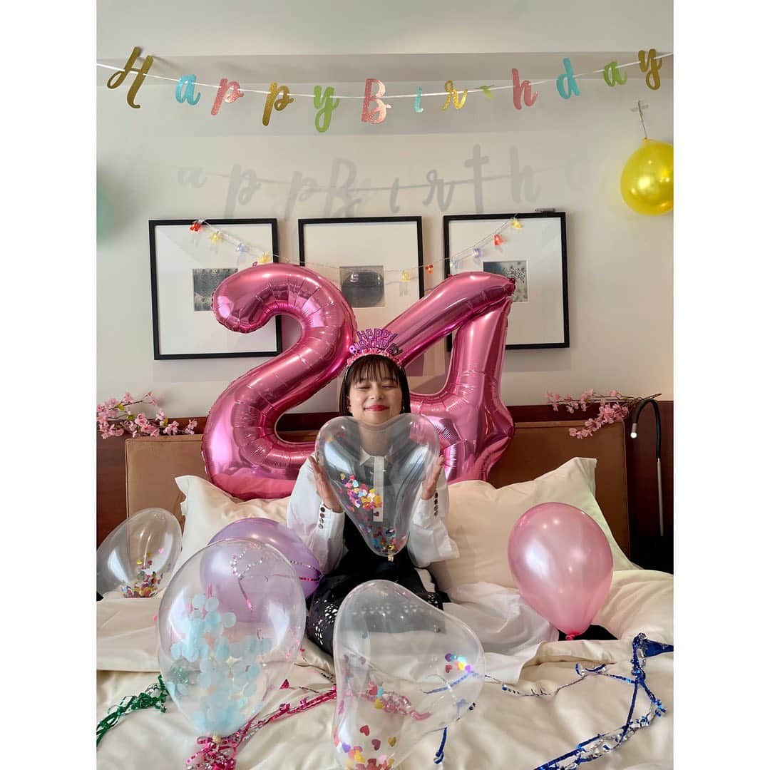 芳根京子さんのインスタグラム写真 - (芳根京子Instagram)「24歳になりました！  たくさんお祝いのコメント ありがとうございます！ 落ち着いたらゆっくり見てまわろうー☺️  先程「ファーストラヴ」 舞台挨拶に登壇させていただきました！  今日は沢山写真を撮っていただいたので、少しずつ載せていきますね✨  メイクさんスタイリストさんが お部屋を飾り付けしてくれてました！ 嬉しい！！ 嬉しいから沢山載せちゃおう🥺✨✨  ありがとうございました！！！  #24  #24に攻撃されるわたし」2月28日 15時31分 - yoshinekyoko