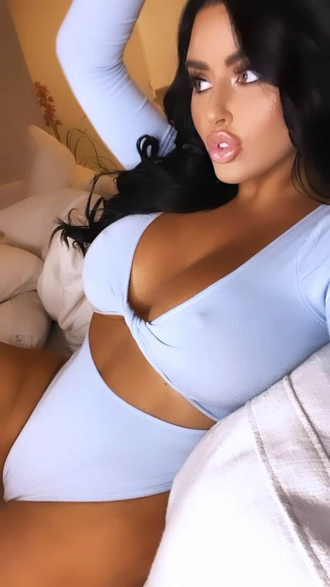 アビゲイル・ラッチフォードのインスタグラム：「Got so many cute little videos today 🥳 (Dont mind theyre all almost identical) 😂😂... Hope you all are having a great weekend so far 💗 love you guys 💋🎉」