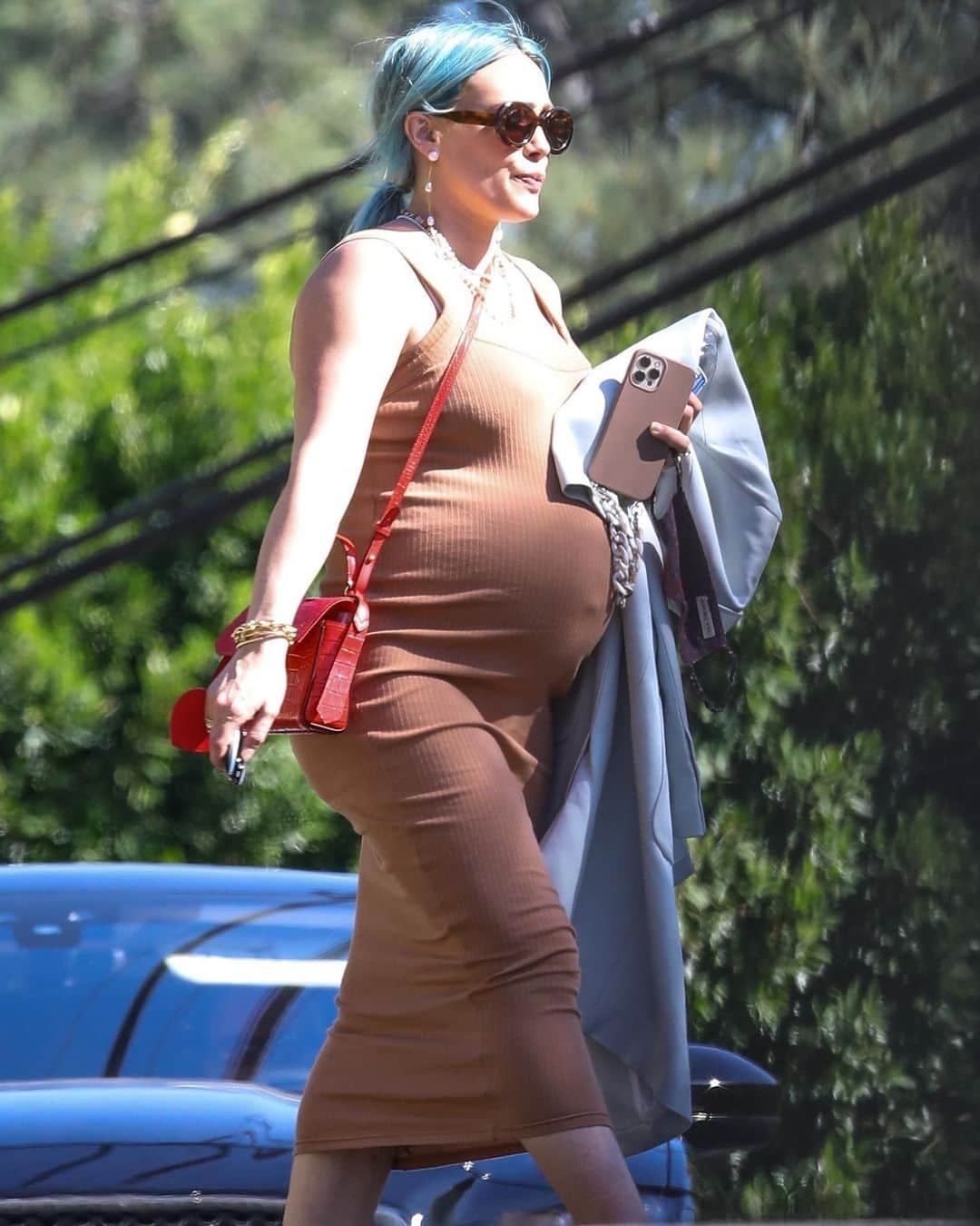 Just Jaredさんのインスタグラム写真 - (Just JaredInstagram)「Pregnant @hilaryduff wears a bump-hugging dress while out for the day.  #HilaryDuff Photos: Backgrid」2月28日 15時33分 - justjared