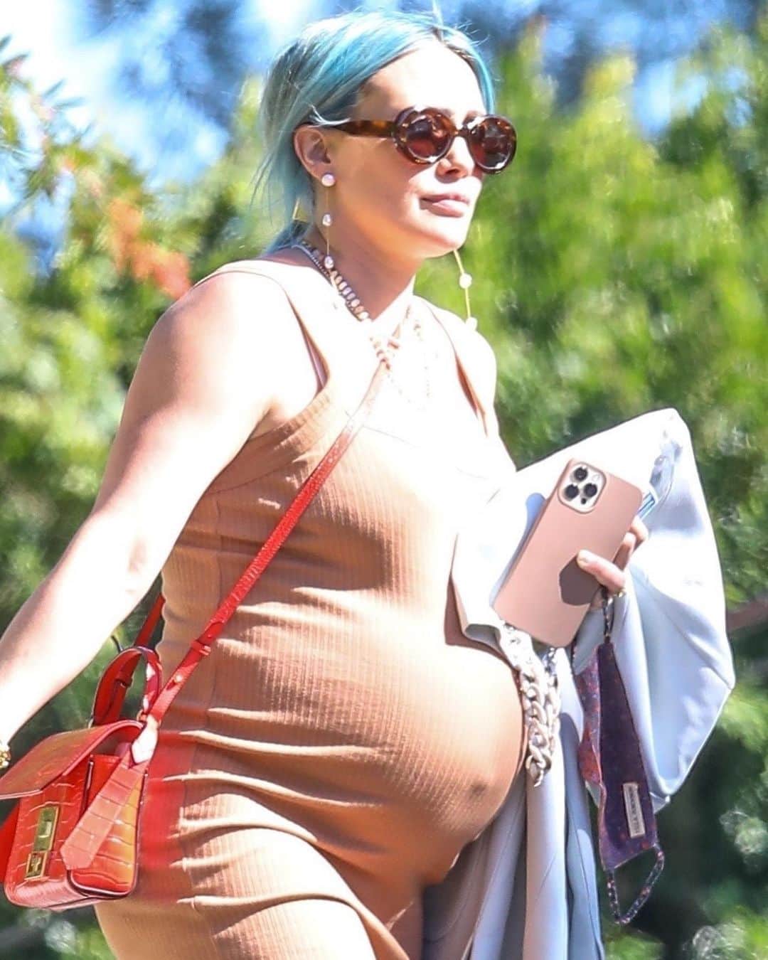 Just Jaredさんのインスタグラム写真 - (Just JaredInstagram)「Pregnant @hilaryduff wears a bump-hugging dress while out for the day.  #HilaryDuff Photos: Backgrid」2月28日 15時33分 - justjared
