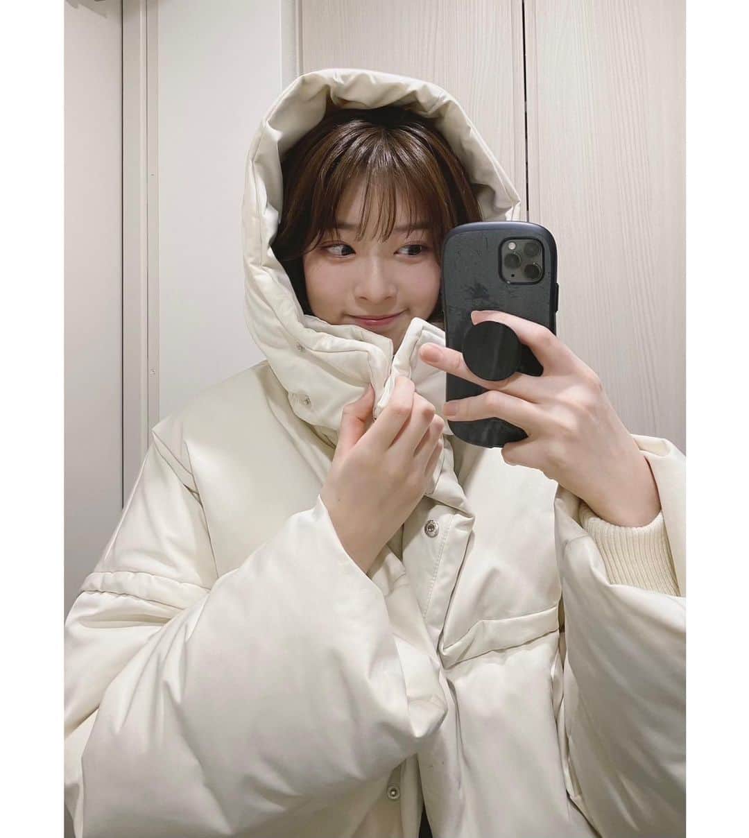 水上京香さんのインスタグラム写真 - (水上京香Instagram)「🐩 そろそろ、ダウン納めかな〜 女性らしいものをようやくGET！暖かさに惚れました。 来冬まで休んでね。ありがと♡」2月28日 15時45分 - kyokaminakami_official