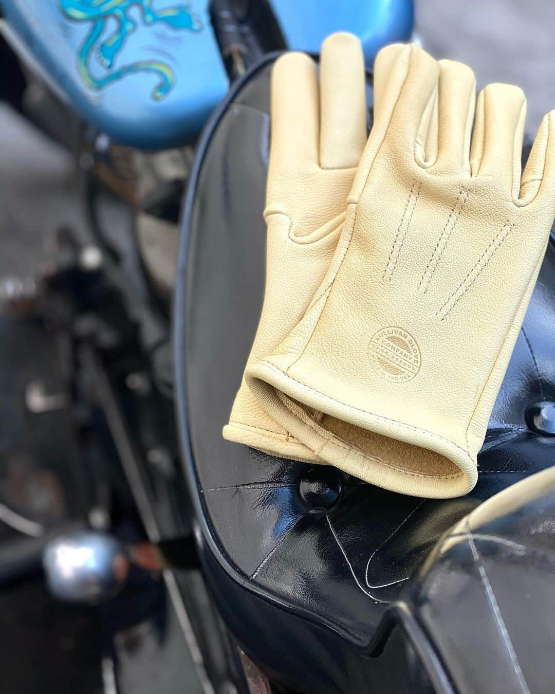 ウェスコさんのインスタグラム写真 - (ウェスコInstagram)「Sullivan Glove "The Driver"  徐々に気温も上がってきて、新たなグローブや買い替えを検討されている方もいらっしゃるでしょう。 サリバングローブのラインナップの中で、特に春から秋にかけて人気の「ドライバー」 レザーには「ゴート(山羊)」を使用しており、薄手で柔軟性に優れた大変使いやすいグローブです。 ゴートは繊維の密度が高く、耐久性に優れた特性も持ち合わせています。 カラーは生成りがかったクリーム色で、これからの季節にピッタリ。 バイクのカラーやファッションを問わず、万能に使っていただけるでしょう！ 在庫僅かですが、ブラックも展開しています！  #sullivanglove #thedriver #driver #driverglove #leathergloves #gloves #goatleather #goatskin #motorcycle #handmade #madeinusa #oregon #usa #wescojapan #wescoosaka #wescoebisu #wescosetagaya #wescokanazawa」2月28日 15時46分 - wesco_japan