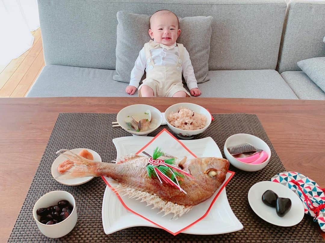 永峰絵里加のインスタグラム：「Happy 100 days, my boy👶🏻🎂🐟 ・ 先日に生後100日をお祝いしてお食い初めをしました。  のんびり屋の次男。 皆んなが自分を見てるのが嬉しかったのかずっとご機嫌でニコニコしてました☺️♡ ・ 食べ物に困りませんように。 丈夫な歯が生えますように。  ・ ・ ・ ・ #100days #100daysbaby #happybaby  #生後100日 #お食い初め #すくすく育ってね #おめでとう㊗️」