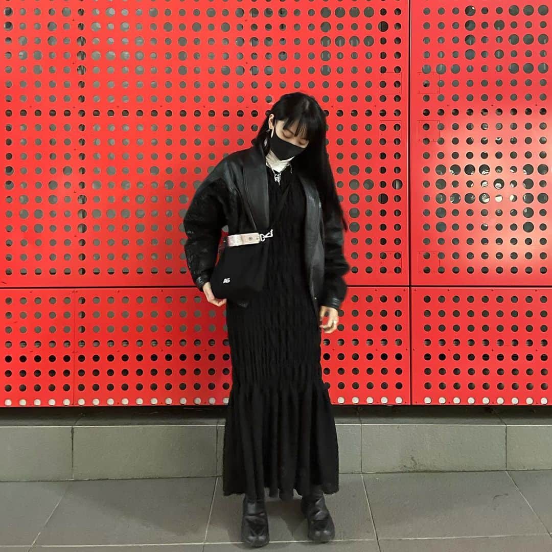 ゆらのインスタグラム：「セレクトしたマーメイドロングワンピース着たよん 常に黒いな」