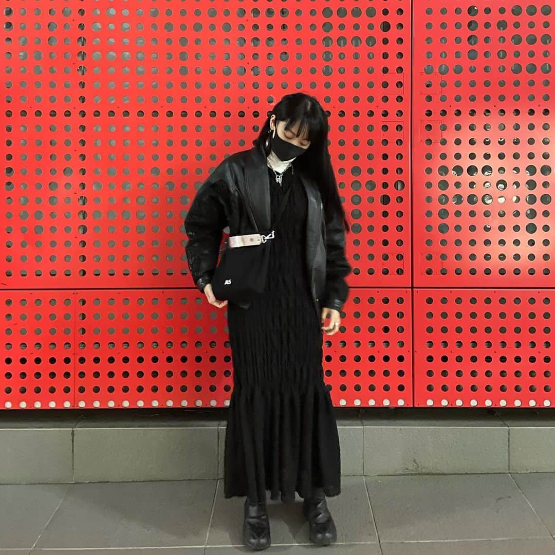 ゆらさんのインスタグラム写真 - (ゆらInstagram)「セレクトしたマーメイドロングワンピース着たよん 常に黒いな」2月28日 15時58分 - yura_pk