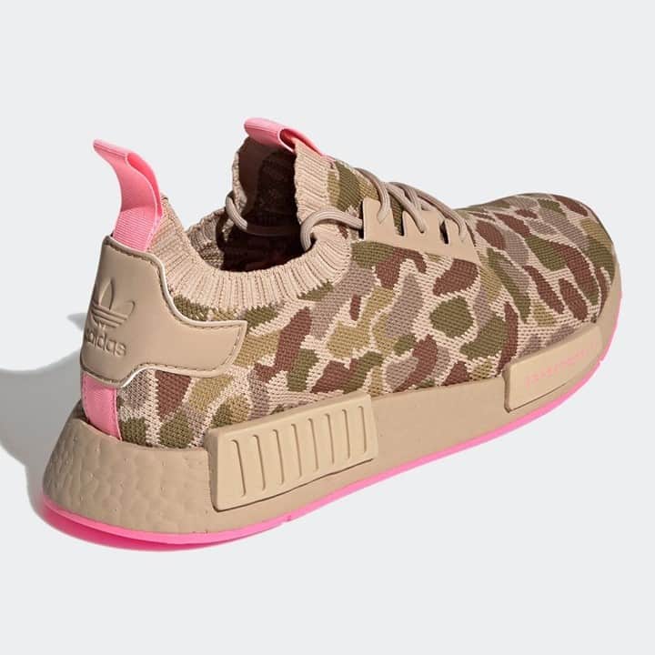 Sneaker Newsさんのインスタグラム写真 - (Sneaker NewsInstagram)「Not quite a BAPE x adidas, but this Duck Camo pattern fits  just right on this upcoming NMD R1 with pink soles. Should BAPE do another NMD? Hit the link in our bio for a closer look.」2月28日 16時00分 - sneakernews