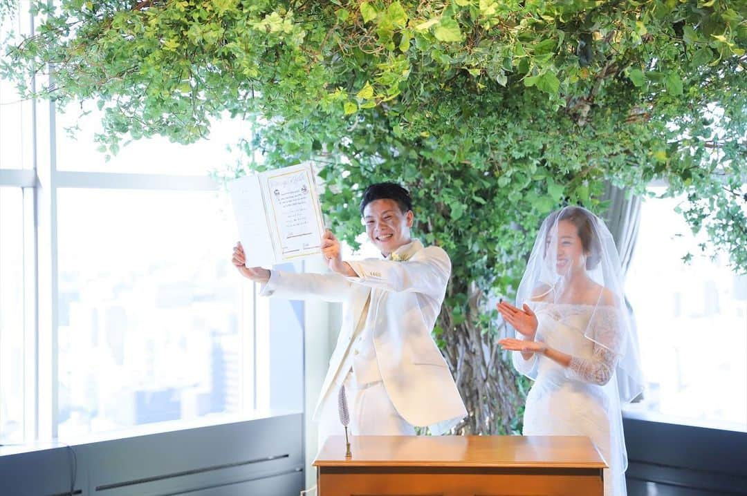 THE STYLE No.20 NEW YORK STYLE WEDDINGさんのインスタグラム写真 - (THE STYLE No.20 NEW YORK STYLE WEDDINGInstagram)「This is the life〜これこそが人生だ〜 お洒落にLos Angelesを イメージしたパーティ✨ 結婚証明書は掲げます！！  口コミサイトの料理部門5年連続No.1獲得 No.20で自分たちらしい結婚式が叶う . ↓詳しくはHPをチェック↓ https://www.styles.jp/wedding/20f/ . 週末＆平日ブライダルフェアを開催しております メッセージ or ダイレクトメールからでも予約可能 . ↓ TEL ↓ 086-234-7310 . ↓ MAIL ↓ info-thestyle@styles.jpn.com . #thestyle #wedding #bridal #party #weddingparty #weddingphoto #weddingdress#starwedding #instagood #instalike #love #style #instapic  #結婚式 #結婚 #岡山結婚式 #ウェディング #プレ花嫁 #花嫁#ファーストミート #テーブルコーディネート #結婚式準備 #日本中のプレ花嫁さんと繋がりたい #ウェディングドレス #ウェディングフォト #ウェディングレポ #令和婚 #令和」2月28日 16時02分 - the_style_no.20