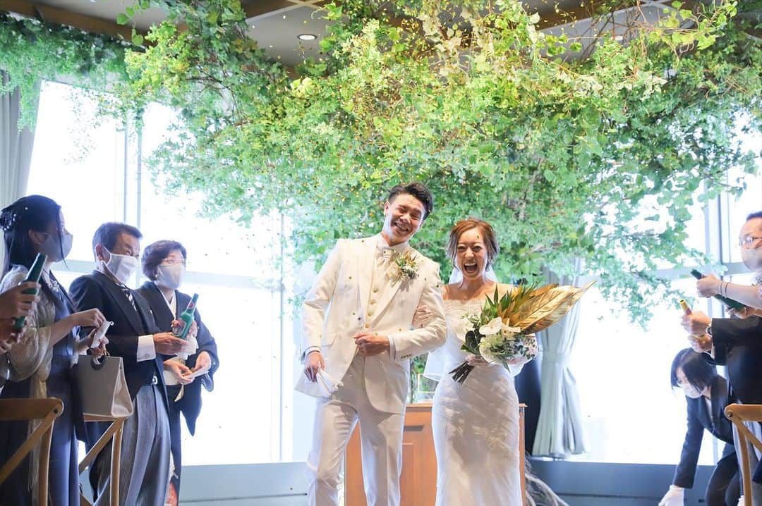 THE STYLE No.20 NEW YORK STYLE WEDDINGのインスタグラム：「This is the life〜これこそが人生だ〜 お洒落にLos Angelesを イメージしたパーティ✨  口コミサイトの料理部門5年連続No.1獲得 No.20で自分たちらしい結婚式が叶う . ↓詳しくはHPをチェック↓ https://www.styles.jp/wedding/20f/ . 週末＆平日ブライダルフェアを開催しております メッセージ or ダイレクトメールからでも予約可能 . ↓ TEL ↓ 086-234-7310 . ↓ MAIL ↓ info-thestyle@styles.jpn.com . #thestyle #wedding #bridal #party #weddingparty #weddingphoto #weddingdress#starwedding #instagood #instalike #love #style #instapic  #結婚式 #結婚 #岡山結婚式 #ウェディング #プレ花嫁 #花嫁#ファーストミート #テーブルコーディネート #結婚式準備 #日本中のプレ花嫁さんと繋がりたい #ウェディングドレス #ウェディングフォト #ウェディングレポ #令和婚 #令和」