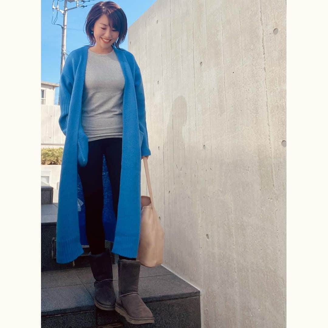 Hiroe Hiranoさんのインスタグラム写真 - (Hiroe HiranoInstagram)「海と富士山が見えるサロン🌞 @tricca_balcony_hayama  、 カリフォルニアも葉山もビーチライフは、 現実ヨガウェアかデニムが日常で😂 シンプルと心地よさ重視✌️  今日もスタジオでトレーニングし、 そのままサロンへ。 このスタイルでもLIP💄は常備。  ロングカーデが年中重宝するので、 カラフルに持ってます🌈  青い空のような色に惹かれ。 @anthropologie で。  ファッションショッピングは、 基本CALI🇺🇸  ターコイズのイヤリングとリングは、 セドナで🌴💍  気合い入れる日は時々⭕️  来月から催事やイベントがスタートするので 準備しながら。合間に計画してるTRIPが楽しみ✨  サロン終えて、また海へ❣️SUP日和🌊  #lifestyle #beachstyle #loveblue💙 #ビーチライフ　#hiroecali」2月28日 16時22分 - hiroe_hirano