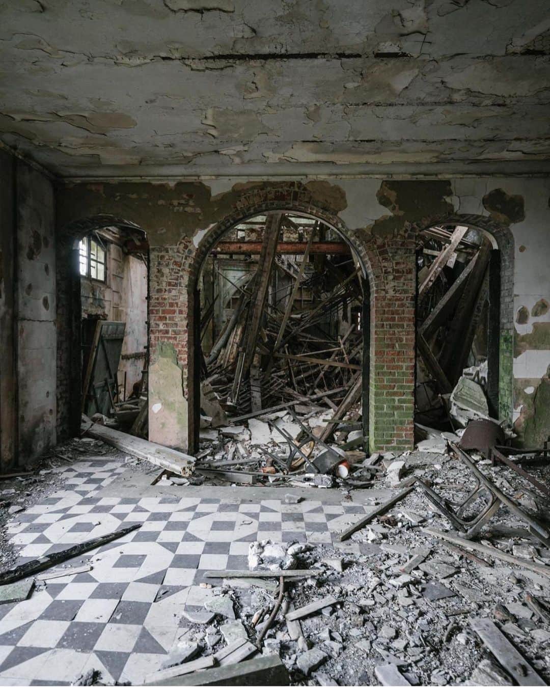Abandoned Placesさんのインスタグラム写真 - (Abandoned PlacesInstagram)「😳 @ksenia_hound」2月28日 16時23分 - itsabandoned