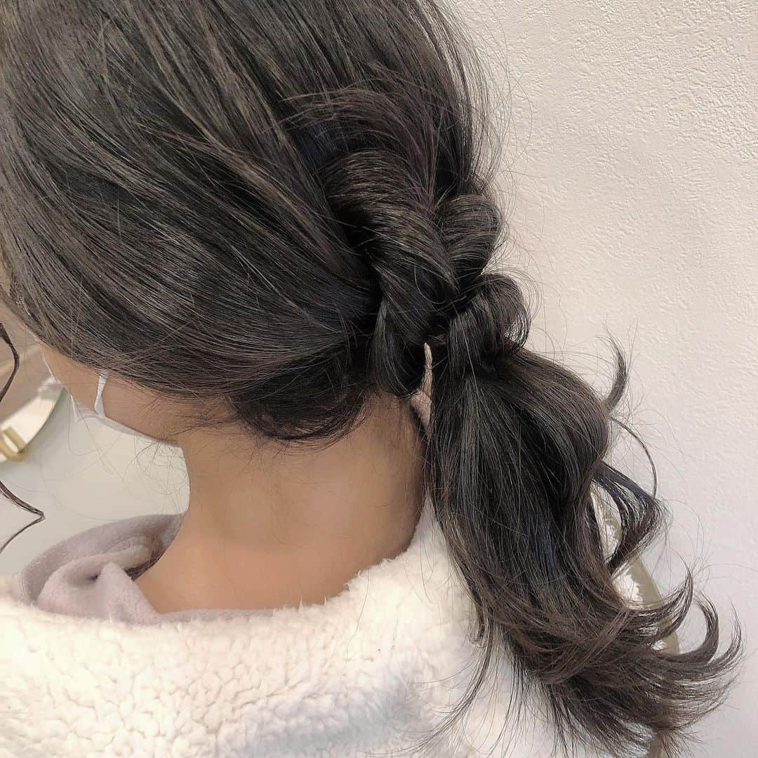 西本香澄さんのインスタグラム写真 - (西本香澄Instagram)「#キッズのヘアアレンジ ヘアセットの方の 動画を見てて、 やりたくなった#ノットヘア （髪の毛で髪の毛を結ぶアレンジ） ＊＊ ＊＊ 大人でも可愛いと思う〜🌸🌸 #ゴムだけヘアアレンジ ＊＊ ＊＊ 珍しく小学生さんが続き、 小学生も毎日色々あるんやな〜 色々考えてるんだな〜と🌸🌸 ＊＊ ＊＊ ご新規様のご予約、 ストップさせていただいております🙇‍♀️💦 ２回目以降の方は ご予約埋まりがちですが、 ５月末までご予約可能です🙆‍♀️✨ ＊＊ ＊＊ #淀川区の美容室 #ミモリヘアー #阪急神戸線 #神崎川駅徒歩3分 #神崎川　#神崎川駅　#淀川区 #淀川区美容室　#神崎川美容室 #ヘアケアサロン　#ツヤ髪 #髪質改善 #髪質改善トリートメント #髪質改善メニュー #トリートメント #トリートメント大阪 #三国　#加島　#尼崎　#豊中」2月28日 16時18分 - kasumin_hair