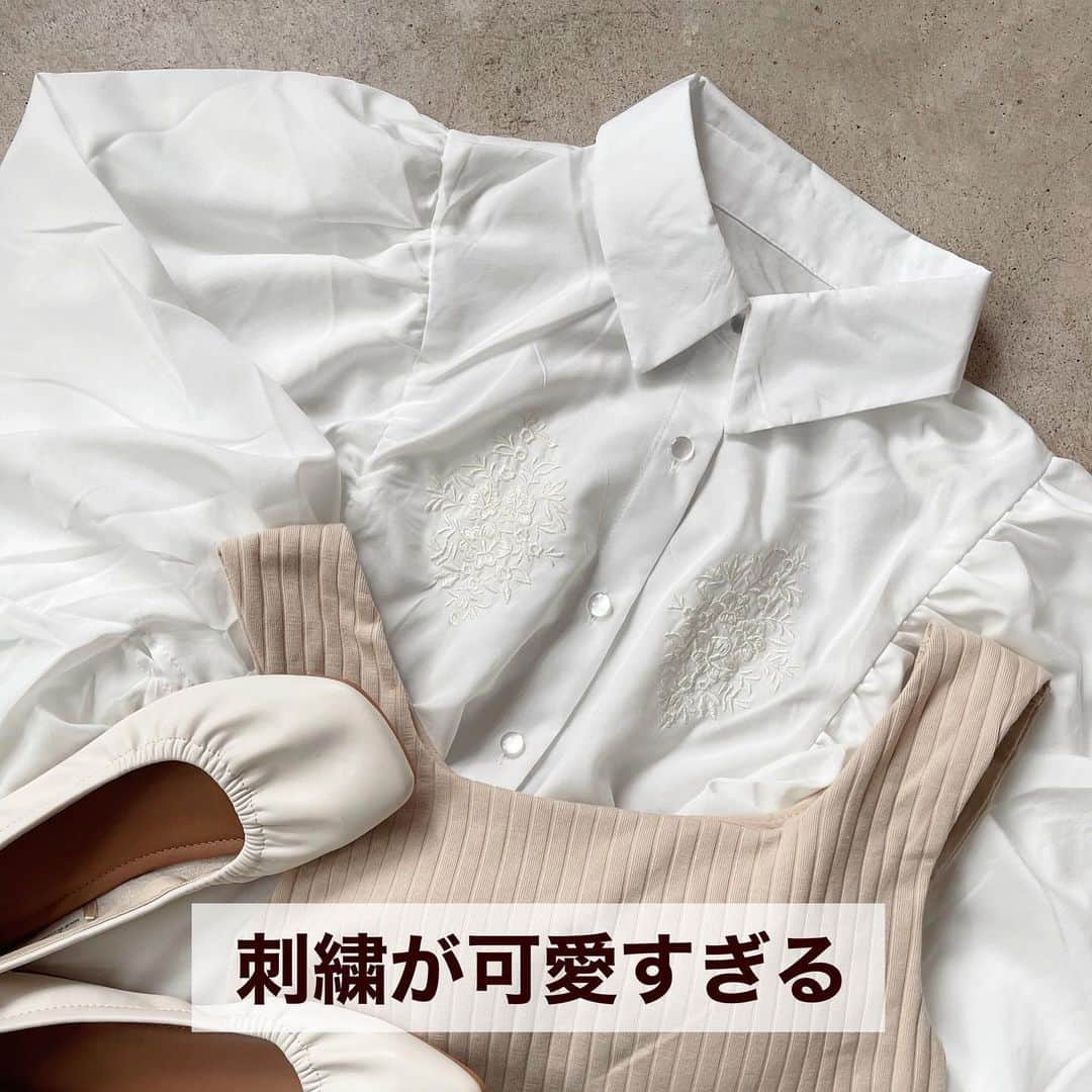 イタフラ（ナチュラル服のイタフラ）のインスタグラム：「、 人気シリーズの最新版、 刺繍ブラウスが高見えすぎる編です🌿  前にギンガム刺繍など投稿して 入荷待ち多数の人気刺繍ブラウス。  今回はボリューム袖も可愛いタイプで 刺繍もさりげない感じなので合わせやすさも魅力でした🌟 よろしくお願いします💨  @italietofrance  プチプラ高見え刺繍ブラウス☞イタフラ スクエアネックカップ付きリブタンクトップ☞イタフラ ✳︎ 後ろ姿も可愛いデニムパンツ☞イタフラ クロのＶネックワンピ☞イタフラ デニムオーバーオール☞イタフラ  #刺繍ブラウス#ブラウスコーデ #プチプラコーデ #高見えコーデ #春コーデ #春服コーデ #着回しコーデ #今日のコーデ #お洒落さんと繋がりたい #置き画くら部 #オシャレさんと繋がりたい #ゆるコーデ #大人カジュアル#シンプルコーデ #オーバーオールコーデ #休日コーデ#ボリューム袖 #体型カバー #体型カバーコーデ #着回しコーディネート」
