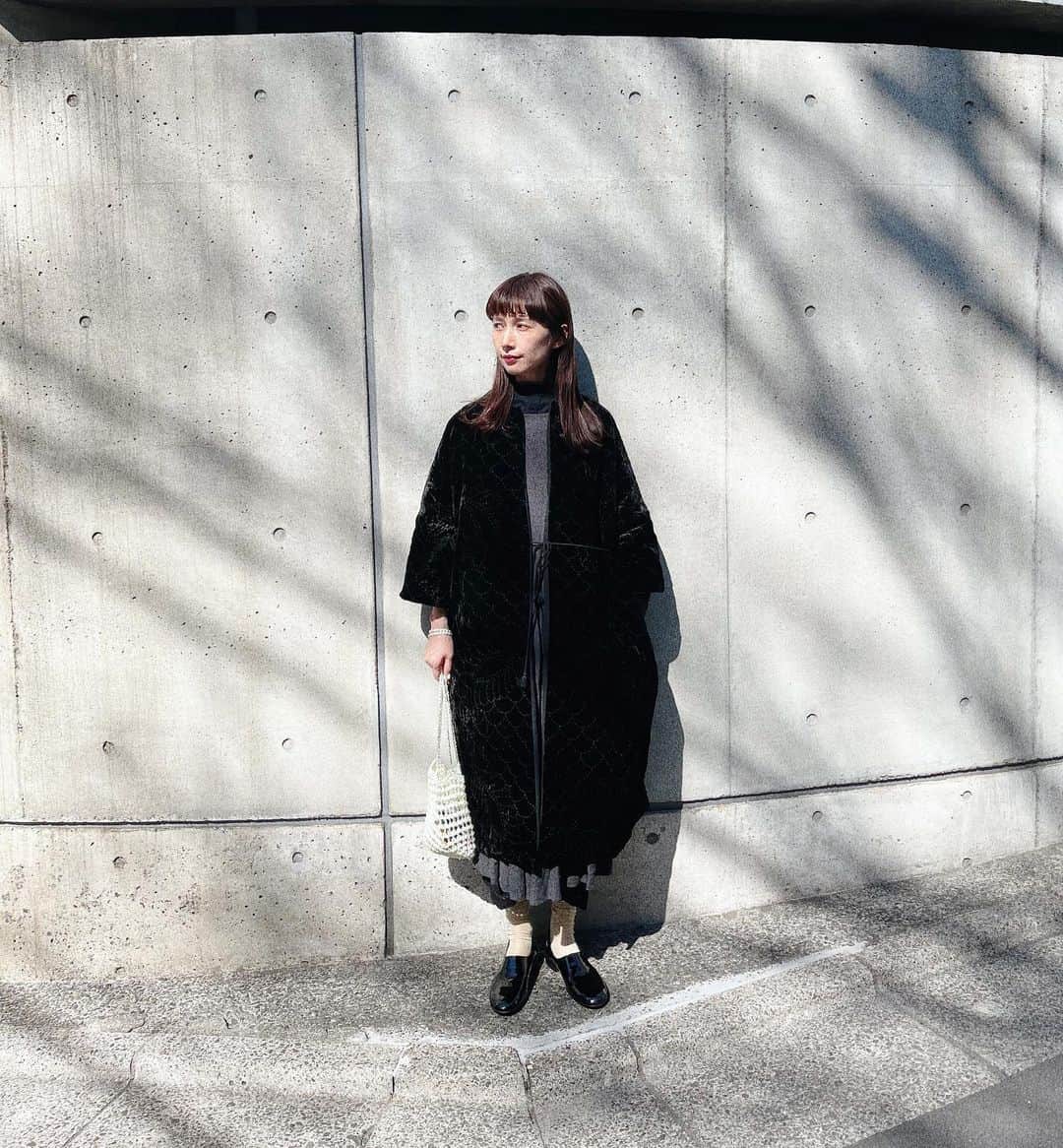 kazumiさんのインスタグラム写真 - (kazumiInstagram)「珍しくモノトーン＆ストレートヘアーな日🖤 TOWAVASEのコート @samansamos2 ×kazumiコラボブラウスと ペチパンツのブラック YAECAのワンピース @que_shoes のエナメルシューズ @ciansumi さんのあみあみのバッグが届いて嬉しいー！🤍 ケータイとお財布と鍵をそのままIN🔑してお出かけ。 #towavase#YAECA#samansamos2#que#ciansumi#kazumi#kazumiコラボ」2月28日 16時22分 - kazumi0728