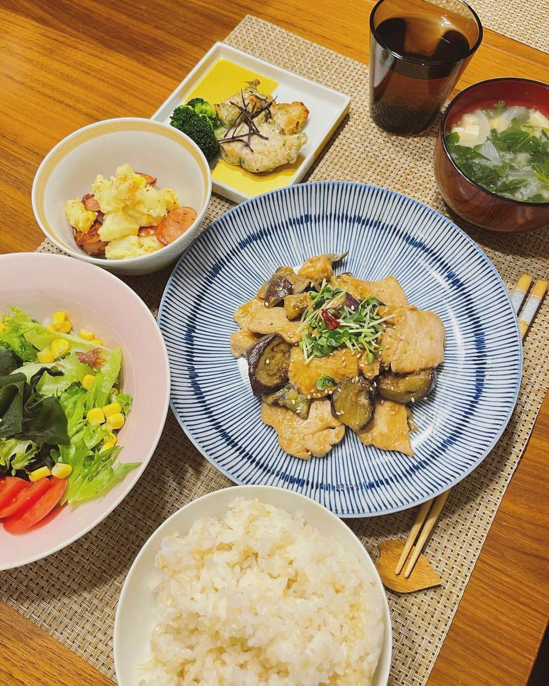 本田朋子さんのインスタグラム写真 - (本田朋子Instagram)「一枚の鶏胸肉で、二種類作りました。 鶏胸肉とナスの炒め物（2枚目） 鶏胸肉の揚げ焼き　青のり味（3枚目） 主人は、お肉の中で鶏胸肉が一番好きみたいで。『鶏胸肉ならいくらでも食べられる』と、わかりやすくテンションが上がってました😋  ブログの方に工程など載せております🤗  #おうちごはん #アスリート飯  #夕飯 #タンパク質  #鶏むね肉  #漬けておくと #しっとり」2月28日 16時25分 - tomoko_honda_official_phonics