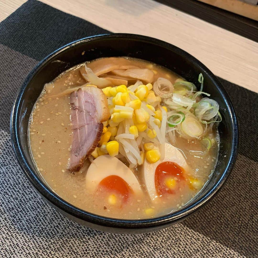 norimotoのインスタグラム：「ボリューム満点 コテコテの味噌ラーメン 自家製の味噌を使ってますので是非食べてみてください！(^^) #ランチ #ダイエット #料理 #グルメ #夕食 #おいしい #ディナー #肉 #野菜 #レシピ #レストラン #食事 #自家製 #スープ #味噌ラーメン #新鮮 #プレート #前菜 #味噌 #食べる #ボリューム満点 #スプーン #ボリューム #調味料 #健康的 #ニンジン #タマネギ #ボウル #ホット #調理」