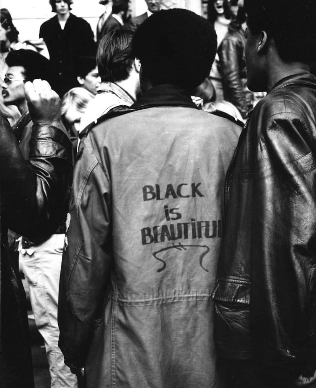トームさんのインスタグラム写真 - (トームInstagram)「#repost @sunujournal A man wearing a jacket with the words “BLACK IS BEAUTIFUL” on the back. San Francisco, 1970. Photo by Ilka Hartmann. Courtesy of The Schomburg Center. #SUNUnotes #SUNUjournal . #blackisbeautiful #blackhistorymonth」2月28日 7時39分 - tomenyc