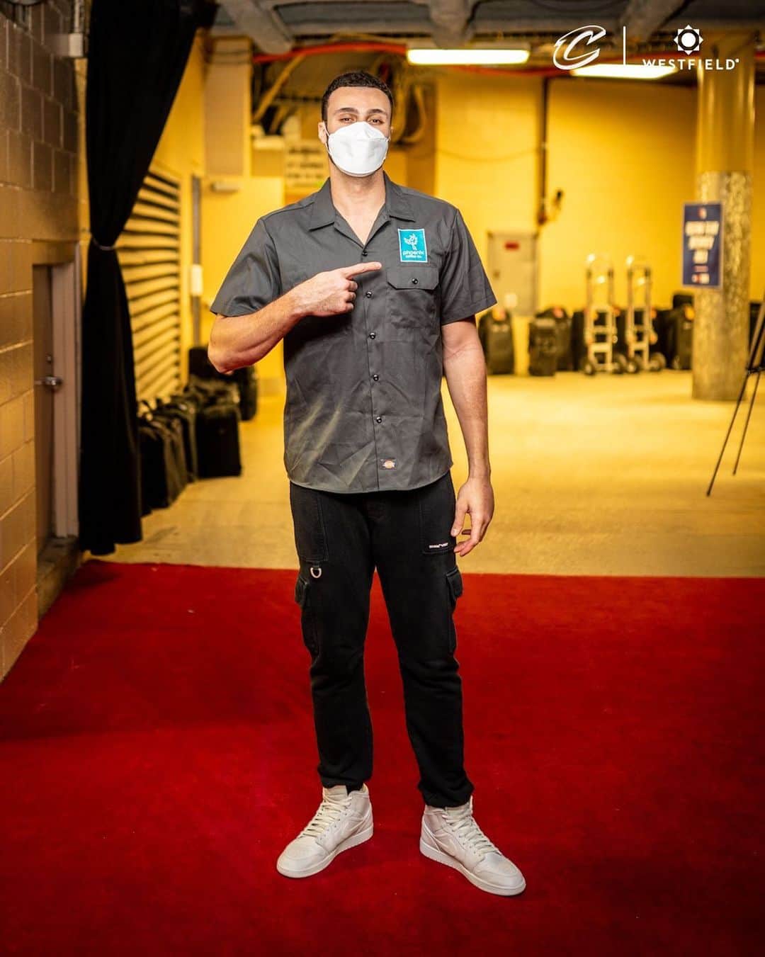 キャブスのインスタグラム：「Join @larrydn7 tonight in support of @phoenixcoffeeco, Ohio’s only employee-owned coffee co-op! ☕️  Visit our link in bio to bid on tonight’s auction in the #CavsApp, championed by @westfield1848, and we’ll help match the proceeds!  #SmallBusinessChampions」
