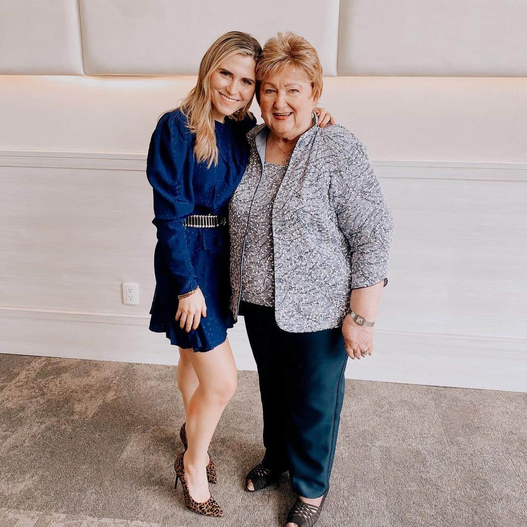 Mayela Vazquezのインスタグラム：「Midgets reunited, tan bella mi abuela✨❤️Más de un año de no poder verte y abrazarte @bigmamavzz — La reacción de @dra.verovzz, mi abuela y mía fue de llorar por unos segundos de la emocionnn de estar juntas (esto inevitable) y claro, con los nervios que todo esto nos ha generado, pero al final del día no cambio por nada el poder estar contigo HOY 💕」
