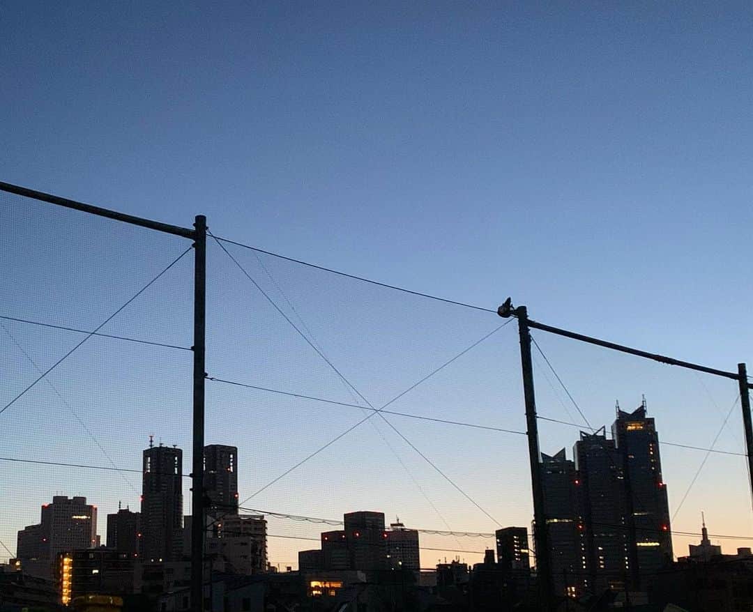 小田飛鳥さんのインスタグラム写真 - (小田飛鳥Instagram)「早起きの現場は大変だけど（と言うか起きられるかの不安が大きいけど）、綺麗な空のグラデーションが見られるのは嬉しくて全身が漲る気がする☺︎✨ #朝焼け #朝焼けの空 #空のグラデーション #おはよう」2月28日 7時42分 - asuka_oda_0320