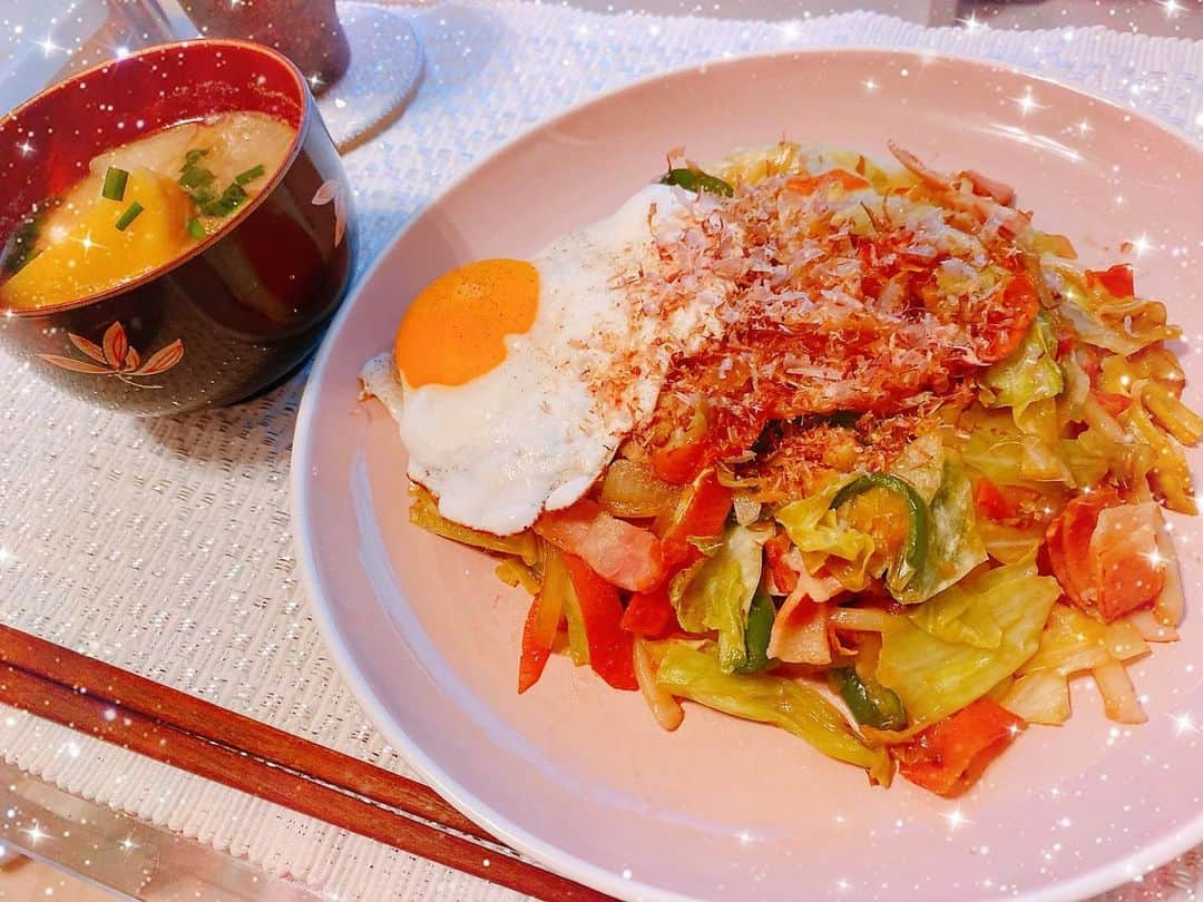 宇佐美あいりさんのインスタグラム写真 - (宇佐美あいりInstagram)「#おはよう さぎ🐰💓昨日の晩ご飯は久々に大好きな焼うどんとさつま汁✨おいち☺️しかし、一人前に頑張ってしてみたらやっぱり足りない😂w目玉焼き🍳もトッピングしたんだけど😗やっぱりあいりんは大盛りか...🐷ブヒわら  #あいりんクッキング#焼うどん#和風#さつま汁#1人前#足りない#desert#냉중화면#おいしかった#料理#手料理#自炊#自炊女子#クッキング#夜ご飯#晩御飯#夕食#おうちごはん#自分ご飯#요리#お腹ペコリン部#cooking#delicious#yummy#followme」2月28日 7時43分 - airi.usami_official