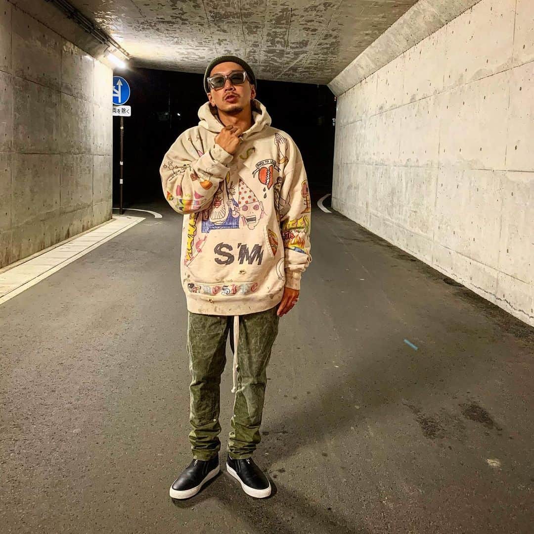 のインスタグラム：「秋冬は白いtopsってあまり着ないけど完全なる白じゃないからこれはすごく気に入ってる🔥 そしてこんなにテント生地との相性もイイとなるとハマりつつある😏✨ #イルマニア#mcma#saintmichael #readymade #yt#indepict#chromehearts#scurry」