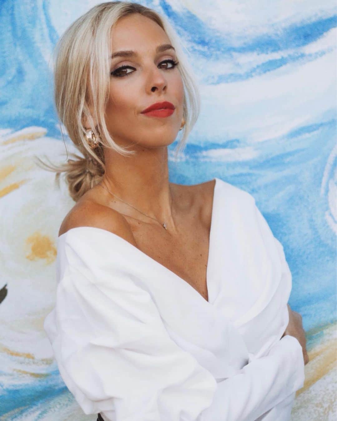 Elise Lobbのインスタグラム：「I feel like I should be eating spaghetti 🍝 in Italy after I took this picture 🤣  My family background is 🇺🇸🇬🇷 !! What about you?!!  #greek #fashionblogger #italy」