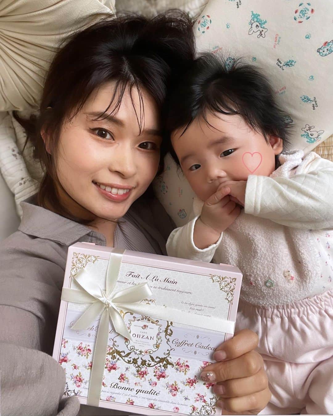 三佐和あやのインスタグラム：「ぱくちゃんも はやく甘いもの 食べれるようになるといいな〜😊パケもデコも かわいすぎる🎁🌸 @cafe.ohzan_official のラスク🧁  今年は薄いラベンダーカラーで とびきり可愛く華やか😊⤴︎ 自分へのご褒美にはもちろん！ ホワイトデーのお返しに ぜったい嬉しいやつ♫♪  うちの女子は Cafe.ohzan みーんな大大大好きだから イベントのたびに楽しみにしてるのよ♡  今回も かわいい＆ほっぺおちすぎた😍幸せ〜〜💕💕   #babygirl #baby #ベビフル#子育てグラム#成長記録#親バカ部﻿  #cafeohzan #ohzan #パケ買い #ギフトセット #ホワイトデーお返し #ホワイトデーギフト #素敵なプレゼント #贈り物に最適 #pr」
