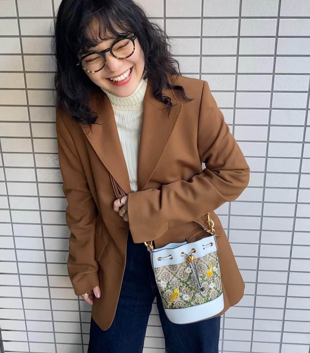 長澤メイのインスタグラム：「ヴィンテージにも合うから お気に入りなんだ🦢✨✨ 金具がゴールドってところも たまらなくかわいい💕 @toryburch #torystories #TMonogram」