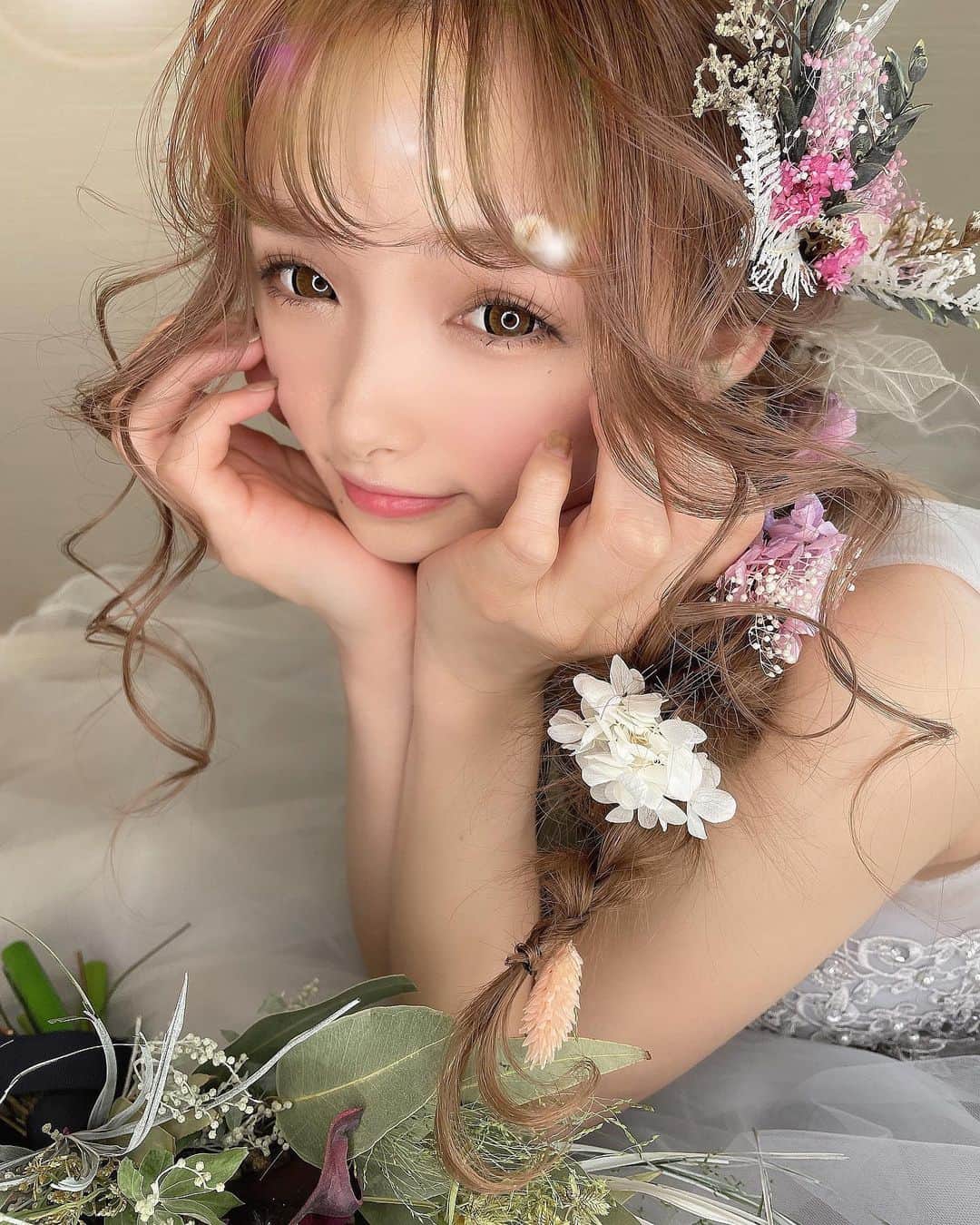 堀井大輔さんのインスタグラム写真 - (堀井大輔Instagram)「・ ・ 本日、16:00カットのみご予約可能です🙆‍♂️ ・ 4月、大阪、東京にホリージョ撮影いきます。 日にちまだですが、DMに問い合わせください。 優先的に案内致します。 ・ ・ 𝑚𝑜𝑑𝑒𝑙  @kanna_2015  ℎ𝑎𝑖𝑟/𝑝ℎ𝑜𝑡𝑜 @daisuke_5511  ℎ𝑎𝑖𝑟 𝑎𝑐𝑐𝑒𝑠𝑠𝑜𝑟𝑦  @jewel_flower_antique  𝑒𝑎𝑟𝑟𝑖𝑛𝑔 @you_and_me_accessory  𝑏𝑜𝑢𝑞𝑢𝑒𝑡 @bebu_flower  ・ ・ #クラウンヘアー#天白区#名古屋 #名古屋美容師 #美容師 #ヘアセット#セット#ヘアアレンジ #プレ花嫁 #作品撮り #ウェディングドレス #ホリーマジック #ホリージョ撮影 #ホリージョ #2021秋婚 #2021春婚 #2021夏婚 #全国のプレ花嫁さんと繋がりたい #ウェディングニュース #コテ巻き #巻き髪 #ゼクシィ2021 #アップスタイル #まとめ髪 #おだんご #編みおろし #Dressy花嫁 #プラコレ ￼ 	◦」2月28日 8時06分 - daisuke_5511