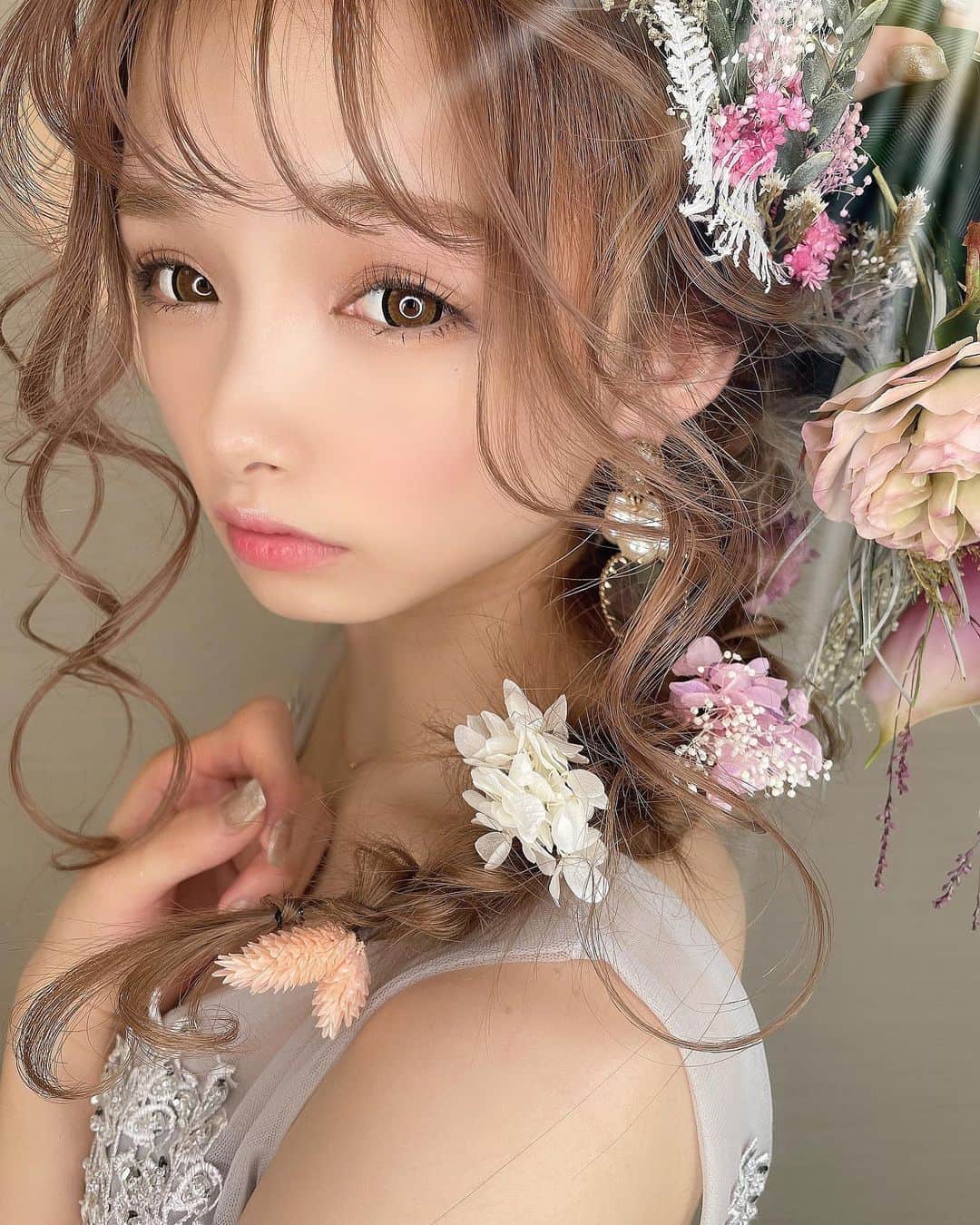 堀井大輔のインスタグラム：「・ ・ 本日、16:00カットのみご予約可能です🙆‍♂️ ・ 4月、大阪、東京にホリージョ撮影いきます。 日にちまだですが、DMに問い合わせください。 優先的に案内致します。 ・ ・ 𝑚𝑜𝑑𝑒𝑙  @kanna_2015  ℎ𝑎𝑖𝑟/𝑝ℎ𝑜𝑡𝑜 @daisuke_5511  ℎ𝑎𝑖𝑟 𝑎𝑐𝑐𝑒𝑠𝑠𝑜𝑟𝑦  @jewel_flower_antique  𝑒𝑎𝑟𝑟𝑖𝑛𝑔 @you_and_me_accessory  𝑏𝑜𝑢𝑞𝑢𝑒𝑡 @bebu_flower  ・ ・ #クラウンヘアー#天白区#名古屋 #名古屋美容師 #美容師 #ヘアセット#セット#ヘアアレンジ #プレ花嫁 #作品撮り #ウェディングドレス #ホリーマジック #ホリージョ撮影 #ホリージョ #2021秋婚 #2021春婚 #2021夏婚 #全国のプレ花嫁さんと繋がりたい #ウェディングニュース #コテ巻き #巻き髪 #ゼクシィ2021 #アップスタイル #まとめ髪 #おだんご #編みおろし #Dressy花嫁 #プラコレ ￼ 	◦」