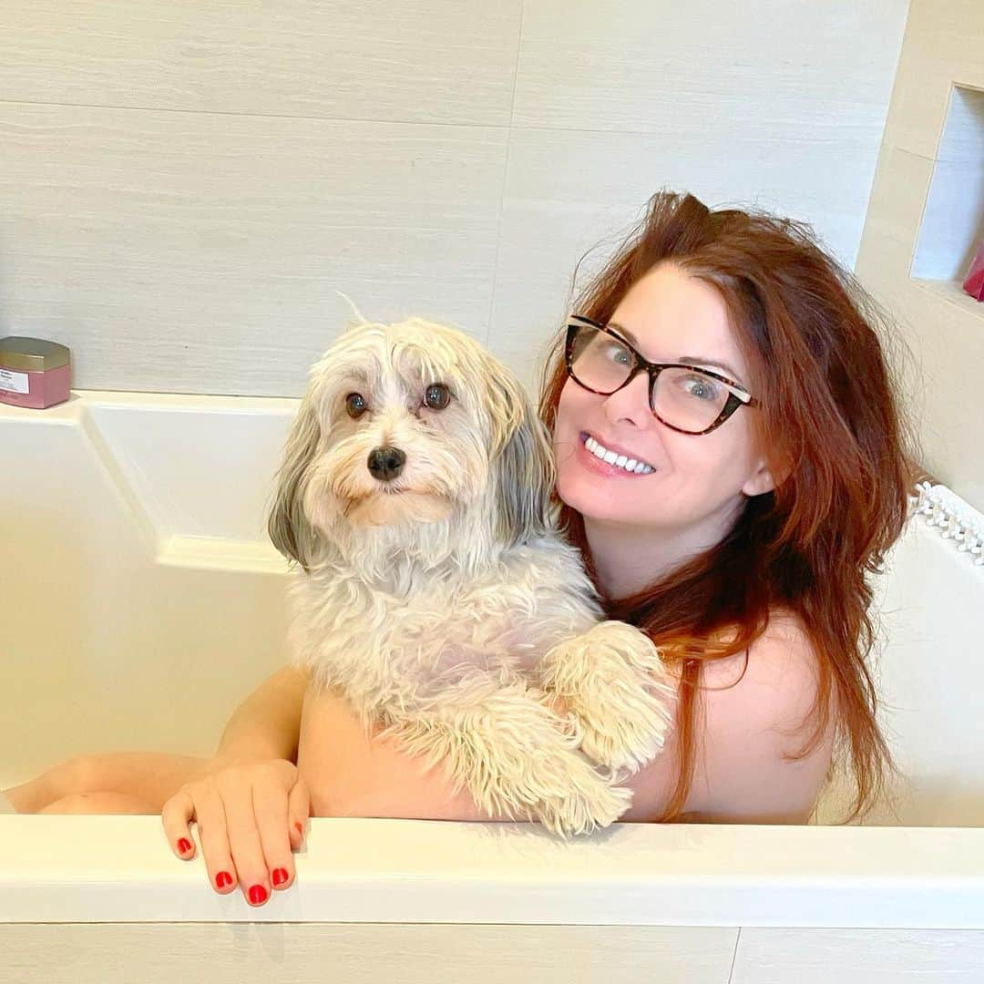 デブラ・メッシングさんのインスタグラム写真 - (デブラ・メッシングInstagram)「Deep tub + bad back + dirty pup = bath time with Mommy!   Henry doesn’t enjoy baths— at all— but he definately likes it better this way than going to the groomers. The pandemic has made us have to make due, which means now I’m a doggie hairstylist now too.  #doggy #pup #bathtime #havanese #havaneseofinstagram #havaneseoftheworld #havanesedog #nyc #nycdogs #doglover #doglove #puppylove #doglovers #bathtub」2月28日 8時04分 - therealdebramessing