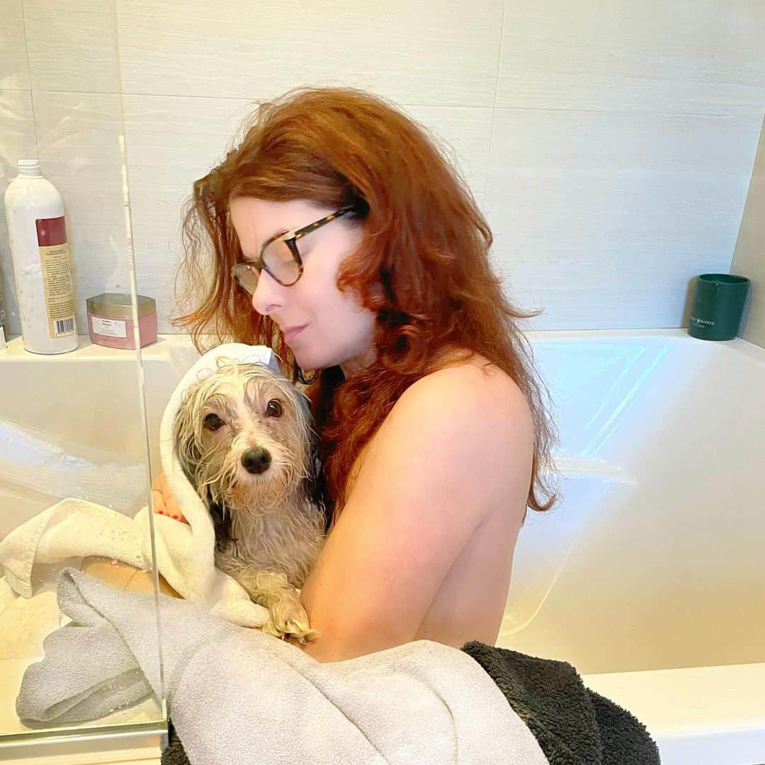 デブラ・メッシングさんのインスタグラム写真 - (デブラ・メッシングInstagram)「Deep tub + bad back + dirty pup = bath time with Mommy!   Henry doesn’t enjoy baths— at all— but he definately likes it better this way than going to the groomers. The pandemic has made us have to make due, which means now I’m a doggie hairstylist now too.  #doggy #pup #bathtime #havanese #havaneseofinstagram #havaneseoftheworld #havanesedog #nyc #nycdogs #doglover #doglove #puppylove #doglovers #bathtub」2月28日 8時04分 - therealdebramessing