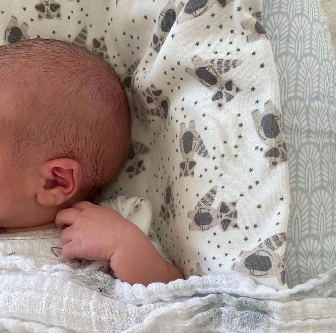 People Magazineさんのインスタグラム写真 - (People MagazineInstagram)「Mandy Moore is loving being a mom! Just days after announcing that she and husband Taylor Goldsmith had welcomed their first child together, son August Harrison, the This Is Us actress, shared an adorable new photo of their baby boy. "One week earthside. The best week ever. #thisisgus," she captioned the post. 💙 #Regram @mandymooremm」2月28日 8時04分 - people