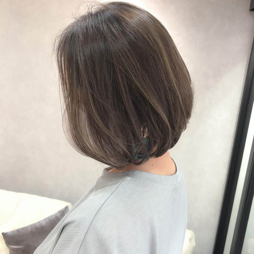 【高砂・美容師】平岡歩 ヘアアレンジ hairarrangeさんのインスタグラム写真 - (【高砂・美容師】平岡歩 ヘアアレンジ hairarrangeInstagram)「事務職の方の髪色自由度統計！ カフェ店員さんは 明るかったりハイライトが 入ってたりしてもOKな事が多い でもオーナーに言われるのは 「髪色に規定は無いけど汚い色はNG」 汚い色とは、、笑 まおそらく、ヤンキーっぽい金髪とかそんなんはあかんよってことやと解釈😭 今回は主婦の方でもあるので、かなり極細の繊細なハイライトでさせて頂きました♪ ありがとございました✨ ・ 綺麗なハイライトカラーってそれだけで、こそにあるだけで、その時点で他より一歩先のオシャレな状態になれますよね✨ そんなハイライトを楽しんで欲しいです😊  ⚠️僕のハイライトはヘアアレンジをより可愛くする為に考えた入れ方になってます✨ くくっただけでもオシャレ、巻いてもオシャレ、ストレートでもオシャレ、アレンジとハイライトの組み合わせは最幸に可愛い😍  その可愛いは作れます🙆‍♀️ そしてその可愛いって感じてもらった時の幸せ〜な気分を毎朝感じながらルンルンで外出して欲しい♪次の御来店までずっと✨  【看護師さんにもオススメベージュ系❤️ハイライトカラー✨】﻿  ・﻿ 平岡完全オリジナルのハイライトの入れ方で、ハイライト多目だけど、コントラストがしっかりでる、ハイライトの入れ方になってます✨  技術は楽しく深〜くこだわって行っております、絶対に髪を大切に扱い、全力で綺麗にさせて頂きます✨ ・  ハイライトは元々全体の髪にブリーチをしなくても良いので、フルブリーチするよりはダメージが少ないです🙆‍♀️﻿ 更に、僕はブリーチを5種使い分けて、その人の髪にあったブリーチ選定をして﻿ Wケアブリーチの効果でダメージした感じはほぼ感じさないハイライトを行なってます✨﻿ ﻿ スワイプして見てみて下さい♪﻿ ハイライトの情報も沢山載せています❗️﻿ ﻿ 画像や動画は保存して後から見返してにお使い下さい♪ ＿＿＿＿＿＿＿＿＿＿＿＿＿＿＿＿＿＿＿＿＿＿＿﻿  ﻿ ウールーでは髪を綺麗するだけではなく、シンプルに来てくれた人を幸せにしたい☺️  僕の想いは、お客様にとってWooluuwに来る事が、旅行に行く事と同等くらいの位置付けでありたいと思っています。 僕自身、旅行に行く事が凄く好きで、旅行いくぞー！ってなって、予約して、  その日まで後1ヶ月、 あと1週間 あと3日 あと1日！  って、その日が来るまでワクワク楽しみで、なんかいつもよりテンションも高くいれて、そんな気持ちをWooluuwに行く前からも感じてもらえたら、皆様が幸せでいてもらえるんじゃないかと思い、日頃から技術を磨いたり、アイデアを振り絞って頭を使ってみたりしています☺️   もちろん御来店頂いた当日も至福の時間を過ごしていただき、また次回の御来店までの活力を髪に想いを込めて送り出させていただきたいと思っています☺️  ウールーのテーマでもある、 【写真に残しておきたくなるような空間】が旅行とか楽しいこととリンクしていれば嬉しいです✨ ＿＿＿＿＿＿＿＿＿＿＿＿＿＿＿＿＿＿＿＿＿＿＿﻿ ﻿ 【共に頑張る美容師さん】﻿ 【自分に合うカラーをお探しの方】﻿ 【自分に合うカットデザインをお探しの方】﻿ 【ヘアアレンジがしたい方】﻿ ﻿ の方々向けに毎日更新しています✨﻿ フォローして応援して頂ければ嬉しい限りです😆﻿ ﻿ ⬇︎⬇︎⬇︎⬇︎⬇︎⬇︎⬇︎⬇︎⬇︎⬇︎⬇︎⬇︎⬇︎⬇︎⬇︎⬇︎⬇︎⬇︎﻿ 《@ayumi_hiraoka》﻿ ＿＿＿＿＿＿＿＿＿＿＿＿＿＿＿＿＿＿＿＿＿＿＿﻿ @wooluuw 代表　﻿ 平岡歩﻿ ﻿ ウールーは﻿ ・キッズルーム完備﻿ ・FREE Wi-Fi﻿ ・日替わりデザートサービス🍰﻿ ・豊富なドリンクサービス🥤﻿ ・オリジナルシャンプー﻿ など、ウールーでしか体験できない﻿ 想い出に残る仕掛けが沢山あります✨﻿ ﻿ ただ髪を綺麗に整えるだけでなく﻿ 私達が輝かせたいのはあなたの心です☺️ ﻿ ﻿ 【お店情報】﻿ 営業時間　10時〜20時ぐらい﻿ 料金表　インスタグラム　ハイライトに記載﻿ 住所　兵庫県姫路市二階町﻿ ﻿ 【ご予約方法】﻿ ご予約時にLINE @にて﻿ ・料金の事前提示﻿ ・所要時間の事前提示﻿ ・このカラーはどのメニュー選べばいい？﻿ などお気軽にご相談下さい🙇‍♂️ ご予約はこちらのLINEからお願いします♪﻿ LINE ID 【@ekm1861m】﻿ LINEのID検索より検索してください﻿ 最初の＠マークを忘れずに入れて下さい。 ご質問などはコメントにお願い致します！ ・﻿ ﻿#ハイライトカラー #ハイライトヘア #髪質改善 #カフェ店員 #ハイライトグレージュ #ハイライトベージュ #ヘアアレンジ #外国人風ヘアー  #外国人風カラー  #姫路美容院 #姫路美容室」2月28日 8時01分 - ayumi_hiraoka