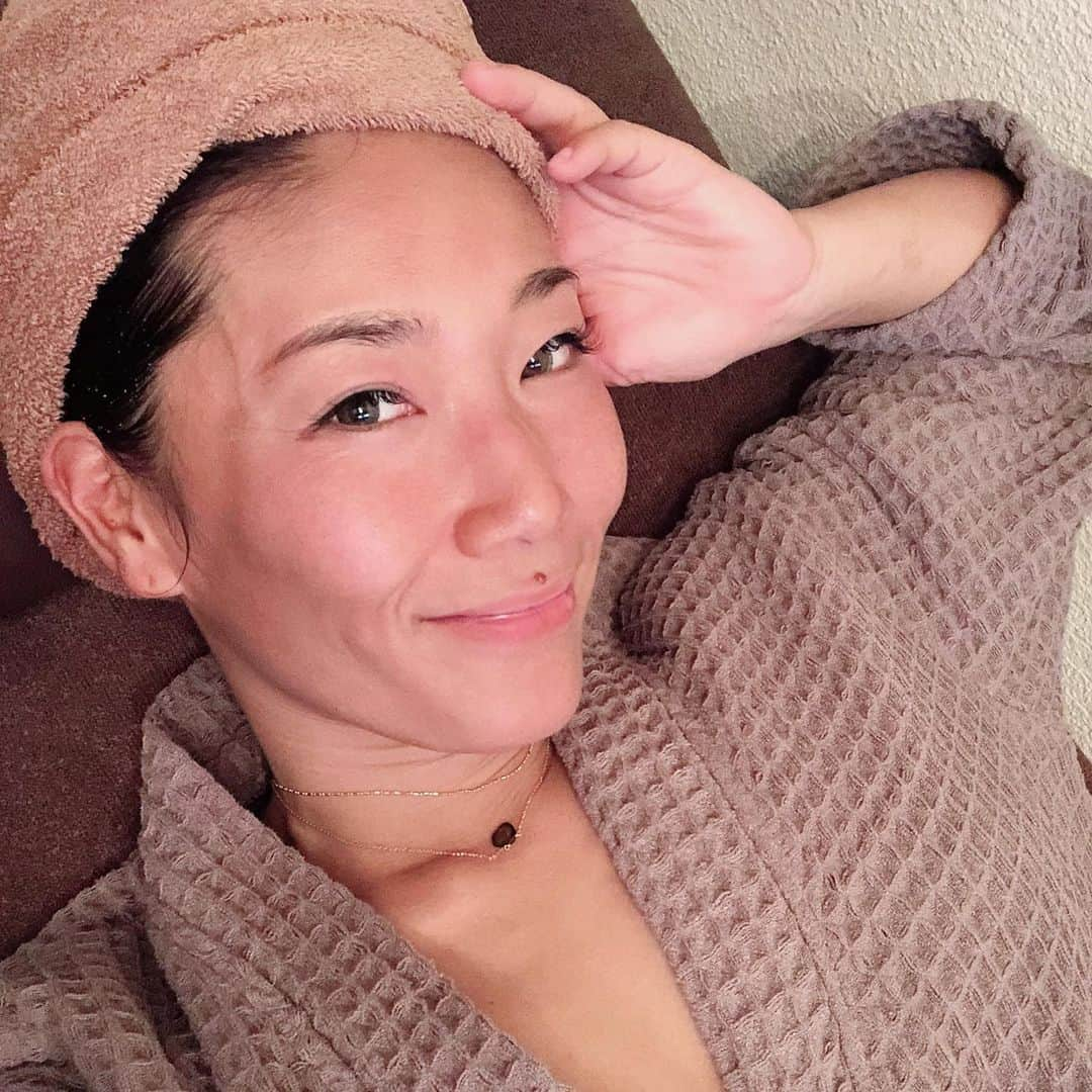 大下瞳美さんのインスタグラム写真 - (大下瞳美Instagram)「私の大好きな酵素風呂🛀  ここのオーナーさんの酵素に対する愛とこだわりが強くてここの酵素風呂に入るのが好きなんだけど、酵素風呂って色々あります。  おかくず酵素風呂や米ぬか酵素風呂などなど。  こちらの　@komenuka.kouso.purana は米ぬかでデトックスを目的としたいわゆる病の方も入る酵素風呂。  温度管理も1分1秒細心の注意を測ってくれています。  15分の入浴で60分ランしたと同じ代謝量らしい😳  私は2回入るのが好き♡  年中肌を焼いている私の肌も透明感抜群で肌艶が入浴した1週間はキラキラです♪  先日仕込みを見させていただく機会があったので、動画をちょこーとだけ載せてますが尋常じゃないくらい大変😭🙌🙌🙌  これが毎日て、、、  そりゃここの酵素風呂清潔感あって温度もしっかりしてるはずだわ。 今まで入った酵素風呂の中で1番信頼できるお店。  女子は膣活、温活大事！  おかげさまで平均体温37℃元気モリモリです♪  ご新規様お試しは3回6000！ 安すぎるよーこれ。といつも言ってるんだけど、みんなが満足できる酵素風呂を提供したいということ。 毎日酵素について研究してるかたなので、遠くてもいく価値あるので、是非足を運んでみてくださいね！  私のルーティンヨガ、海、温活、 そして何気菌活オタクです。  ヨガ前後とか生理前後おススメだよ！  #酵素風呂#酵素浴 #酵素ダイエット #美肌#美白#ダイエット#温活#膣活#菌活#温活女子 #肌艶#デトックス#肌ケア#内臓脂肪 #米ぬか酵素風呂 #温度管理#広島#広島ヨガ#ヨガ講師#健康オタク#すっぴん#広島酵素風呂 #横川#汗だく女子 #detox#yogalife#beautiful #diet #detoxyoga#kouso」2月28日 8時08分 - hitomiooshita