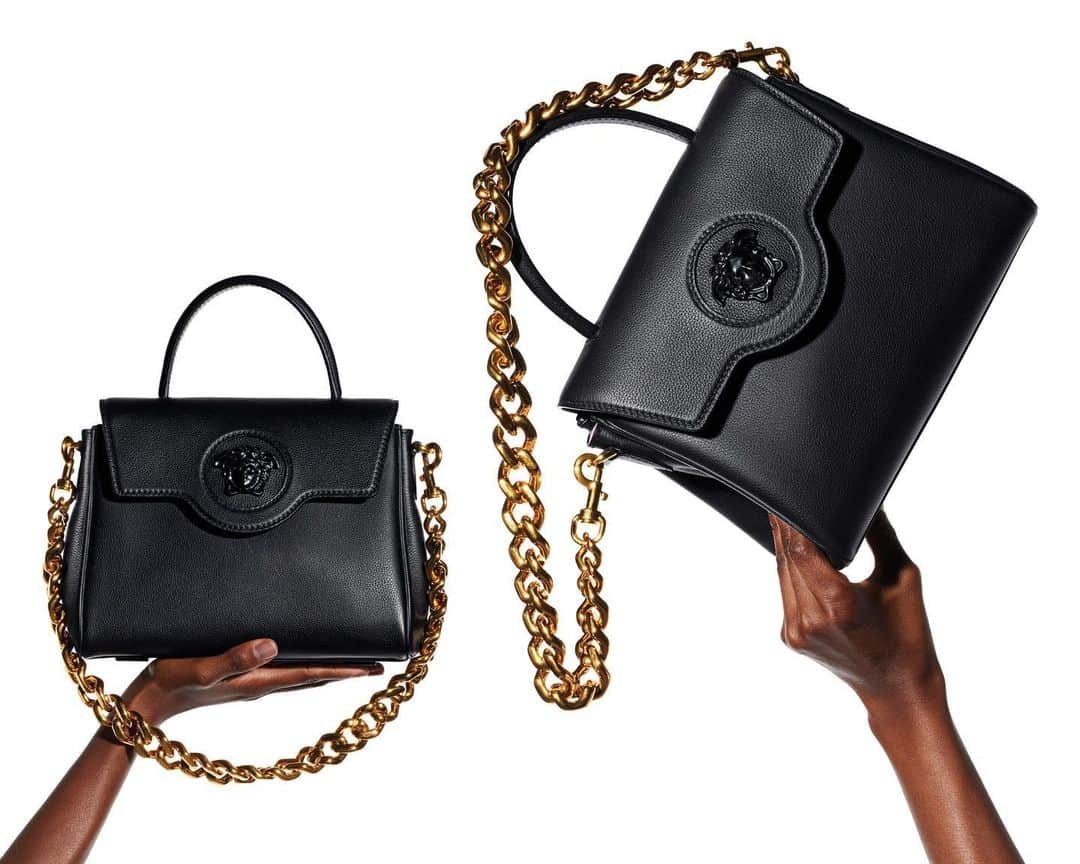 ジャンニヴェルサーチのインスタグラム：「Off the chain - get to know the new #VersaceLaMedusa bag at the link in bio.」