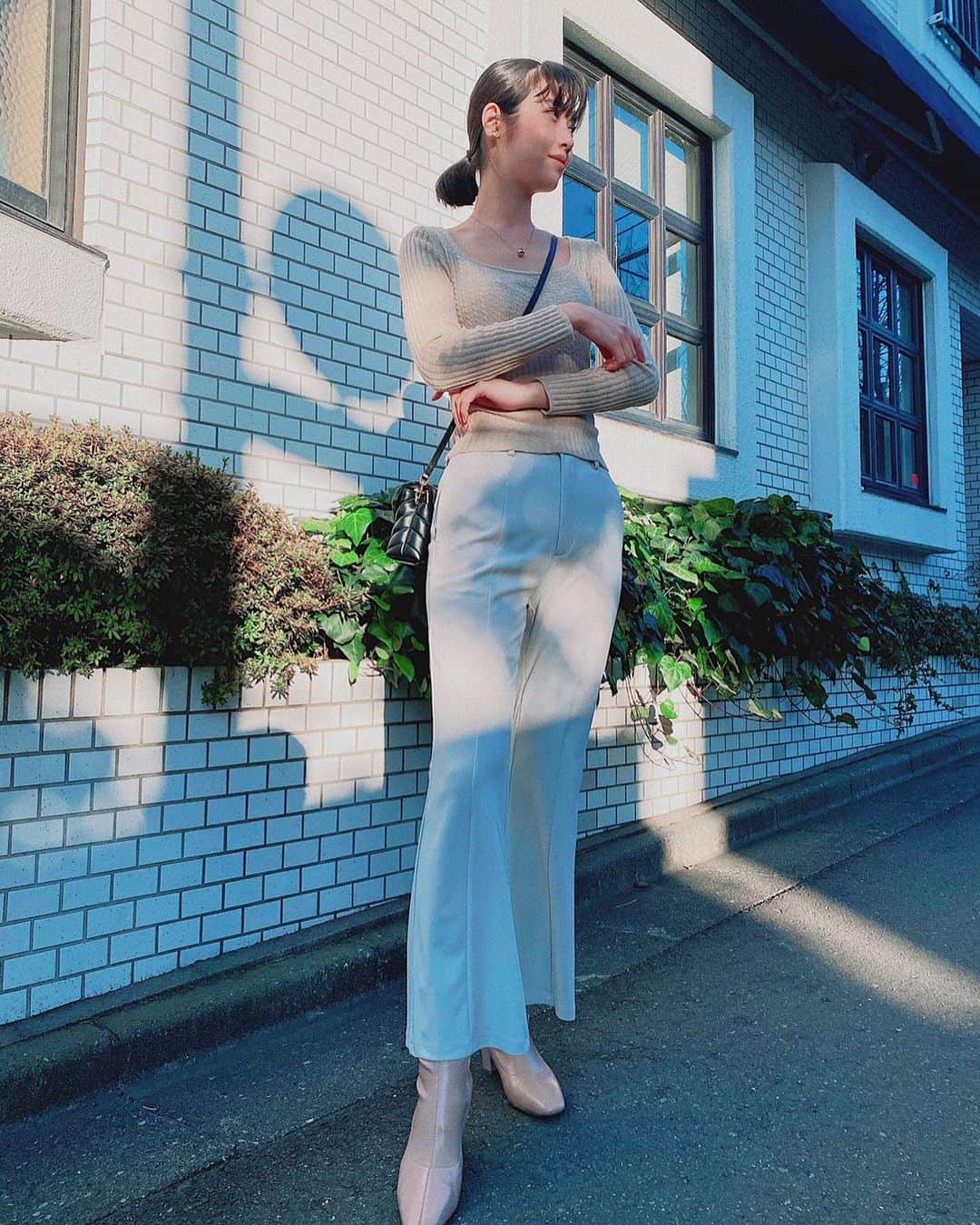 のインスタグラム：「GUのパンツ✨　 @gu_global @gu_for_all_  履き心地が良く、綺麗なグレーカラー。春から初夏にかけて沢山使えそうです！ #イージースラックス」
