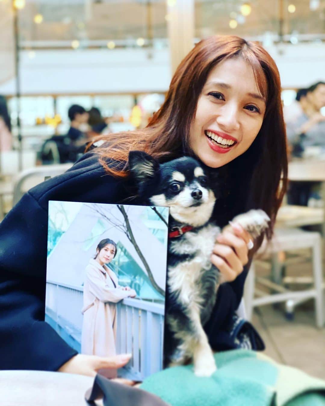 大島央照のインスタグラム：「おはようございます✨  先日、広瀬未花ちゃんと、愛の不時着展へ✨前回行った時、全話見てなかったので再びー笑。ドラマにたっぷりひたれる幸せな時間でした✨ここには恥ずかしくてUPしてないですが、笑、未花ちゃんが撮ってくれた写真がすごく面白くて、とてもよかったです😆愛の不時着展、次は大阪で展示が始まるようですね！！  そして、未花ちゃんに @micahirose 私の記念日、写真展の為に撮影させていただいた展示写真をお渡しさせていただきました✨ タオちゃんも一緒にお会いできて嬉しかったです🐶📸 未花ちゃんの優しい心遣いにいつも感謝しています☺️ありがとう✨  では素敵な日曜に✨  #広瀬未花　#mikahirose #タオちゃん #愛の不時着展 #愛の不時着 #exhibition #最後の足元の文字は平和 #peace #photo #写真 #fujifilm #walldecor  #私の記念日 #写真展  ※オンライン写真展開催中！URL→FLAGのpost or NEWSにリンクしています。3.11までフジフィルムスクエアにてWALLDECOR BY CREATORSにも写真展示中です。ぜひご覧ください。」
