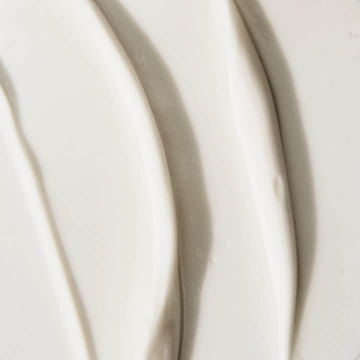 ドゥラメールのインスタグラム：「Blink and you might miss them. Our Eye Treatment applicators are specially designed to promote micro-circulation of the eye area so each treatment’s touch reveals a look of health and radiance. Discover how to apply and maximize the eyes’ potential.」