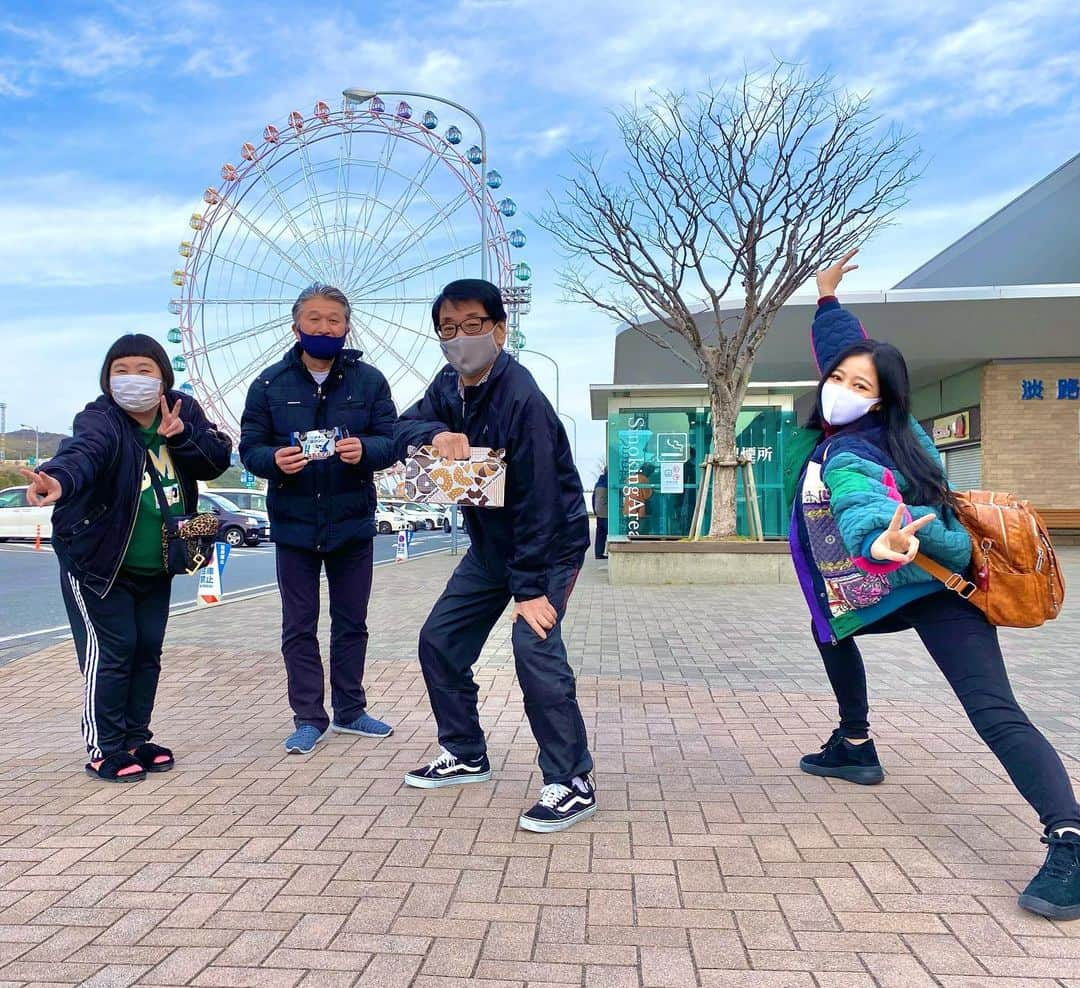 酒井藍のインスタグラム：「. 今日は、徳島県の鳴門市で行われる、すっちー座長の新喜劇に出してもらいます🙇‍♀️  サービスエリアで、帯谷兄さんはミスタードーナツ、青野兄さんはアイスモナカを買っていました🙆‍♀️  朝7時台にアイスモナカを食べる青野兄さんは、お腹がとても強いなーと思いました！  スイーツ男子達と元気なゆうちゃんと、徳島県に向かっています🙇‍♀️  #帯谷兄さん #ミスタードーナツ #青野兄さん #アイスモナカ #小林ゆうちゃん #元気」