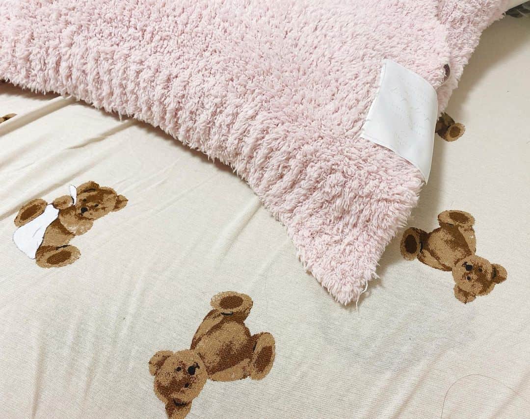 七海さんのインスタグラム写真 - (七海Instagram)「寝具をジェラピケに🐻💓 お家の中が可愛いとはぴはぴ。 ・ ・ #ジェラートピケ #gelatepique #ジェラピケ」2月28日 8時26分 - nanami_bwmg