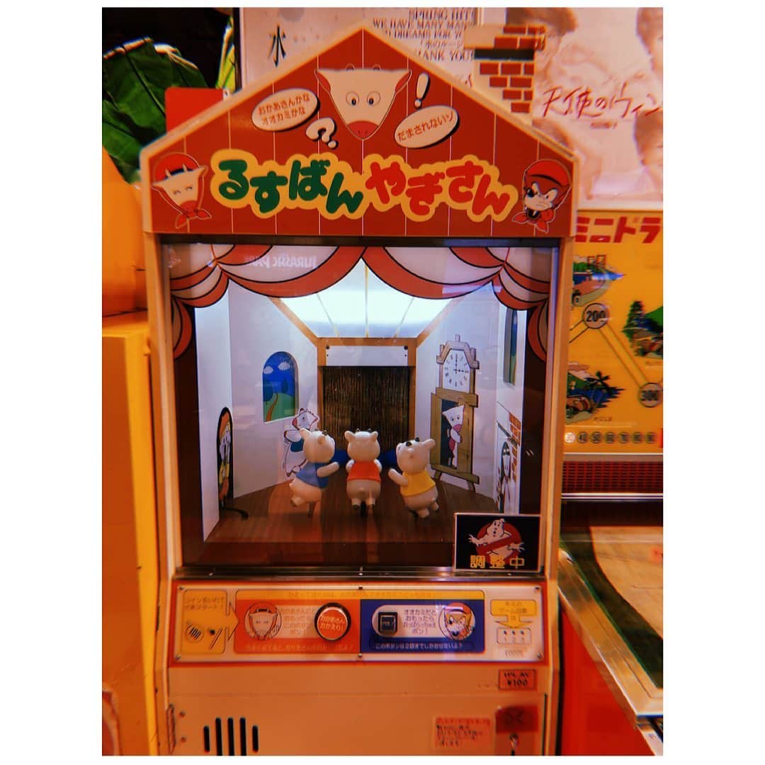 のインスタグラム：「調整中じゃなかったら遊んでみたかったな🐷どういうゲームだったんだろ？ あとアンパンとかキティーちゃんのポップコーン作るやつも好き笑笑笑 「出来立てのポップコーンはいかが？」って言ってるやつ笑 大人になっても全然やってしまう😅🙈 意外と美味しいんですよね🍿  #るすばんやぎさん #謎のゲーム #そして #ポップコーン #に #目がない #26歳 #女」