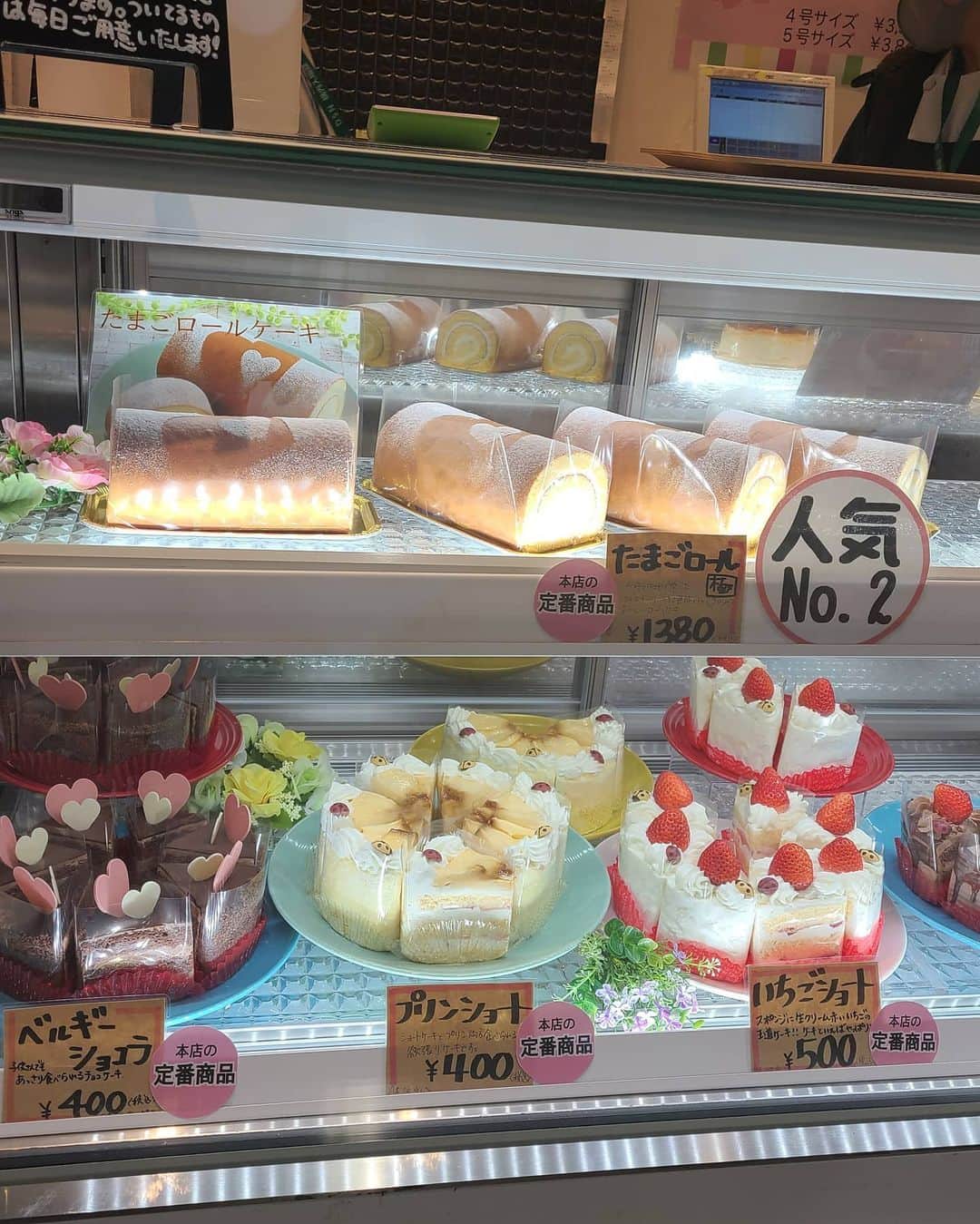 今堀恵理さんのインスタグラム写真 - (今堀恵理Instagram)「3月3日はひなまつり🎎  @cake.gelato_heartful  さんが  （3月1日～3日限定販売）する「ひな祭りケーキ」💗 昔なつかしくて誰もが思わずニッコリ微笑むケーキ 欲しい方は予約して下さい💗  こちらは箕面のお店だけでなく 3月4日まで期間限定出店のJR尼崎駅ナカのエキマルスイーツでも購入出来ますよ  ひなまつりケーキ以外にも ロールケーキ、プレミアムチーズケーキ、マカロンなども買えますよ😋  @lacouleur_jewelry のピアスが届いたから、バタフライの着けたよ💕　キラキラして好き  #ひなまつり #ハートフル #ひなまつりケーキ #女の子 #スイーツ女子 #キラキラピアス」2月28日 8時28分 - eriimahori
