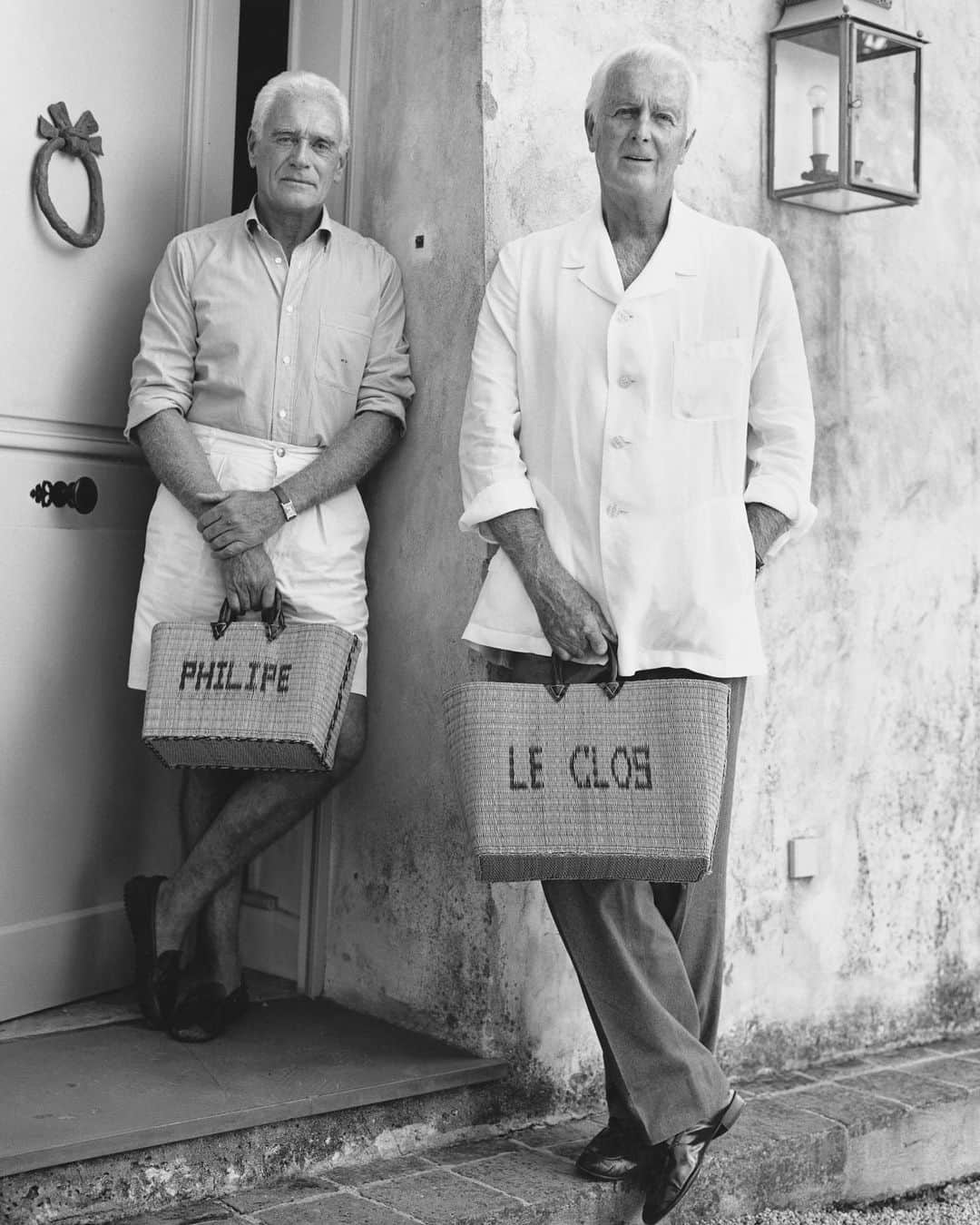 ブルース・ウェーバーのインスタグラム：「When people talk about Hubert de Givenchy they may think that the great loves of his life were Greta Garbo or Audrey Hepburn but the true greatest love of his life was Philippe Venet—a wonderful Parisian designer who recently passed away. Together, Hubert and Philippe shared some of the most beautiful homes in France and also some wonderful black labradors. The bags they are holding in this photo were made in the Caribbean islands, commissioned by Givenchy, and he gave them to me and Nan after we sent him this picture. Now they can be together once again and always.」