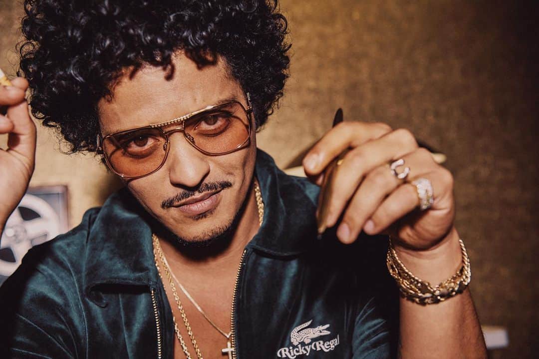 ブルーノ・マーズのインスタグラム：「When i’m on stage I go by Bruno Mars. When i’m making lavish luxurious garments, I go by @RickyRegal. Thank you @Lacoste 🐊 Im a fashion designer now! Catch me at a fabric store near you 🧵🪡」