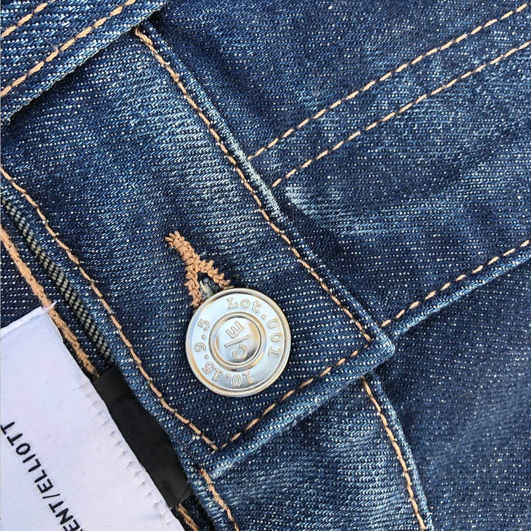 カレントエリオットのインスタグラム：「all buttoned up」